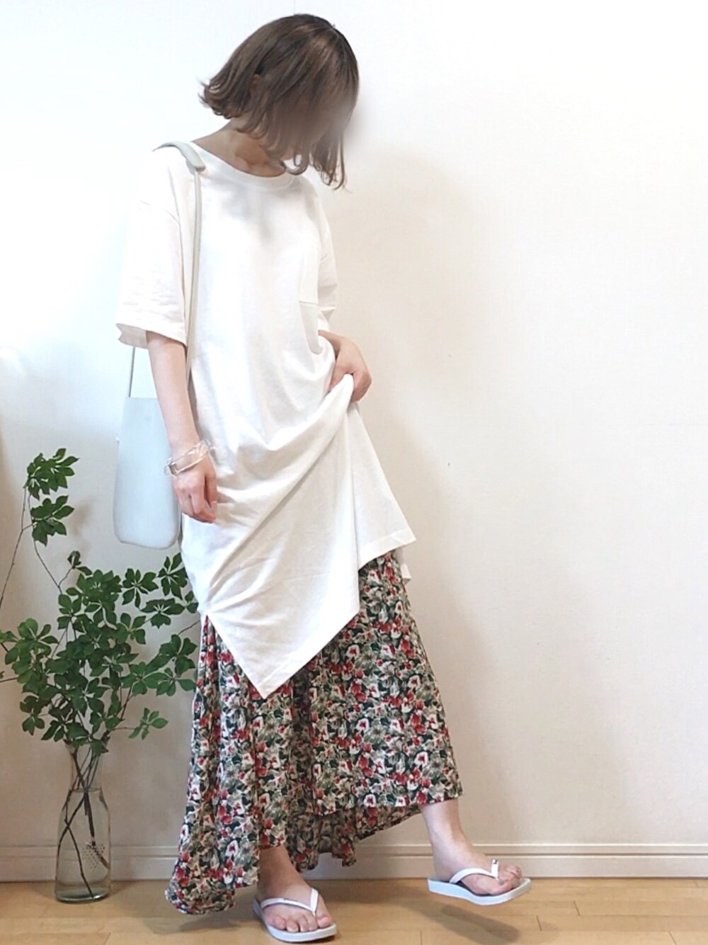 「PR、ビッグT、チュニック、白Tシャツ、花柄スカート、ロングスカート、ビーチサンダル、ショルダーバッグ、ウィッグ、夏セールで買いました」｜「Fizzの【Fizz/フィズ】　ポケット付きビッグチュニック（チュニック、ホワイト系）」を使った、mikaさん（レディース・155cm）の夏コーディネートの1枚目の写真