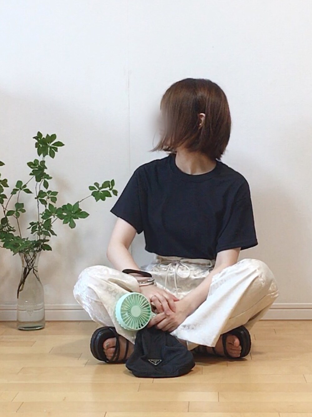 「PR、Tシャツ、無地T、ハンディファン、ジャガード、柄パンツ、ワイドパンツ、スポーツサンダル、巾着バッグ」｜「ROOPTOKYOのギルダン ビッグシルエット USAオーバーサイズ 1/2スリーブTシャツ 無地 半袖Tシャツ（Tシャツ/カットソー、ブラック系）」を使った、mikaさん（レディース・155cm）の夏コーディネートの1枚目の写真