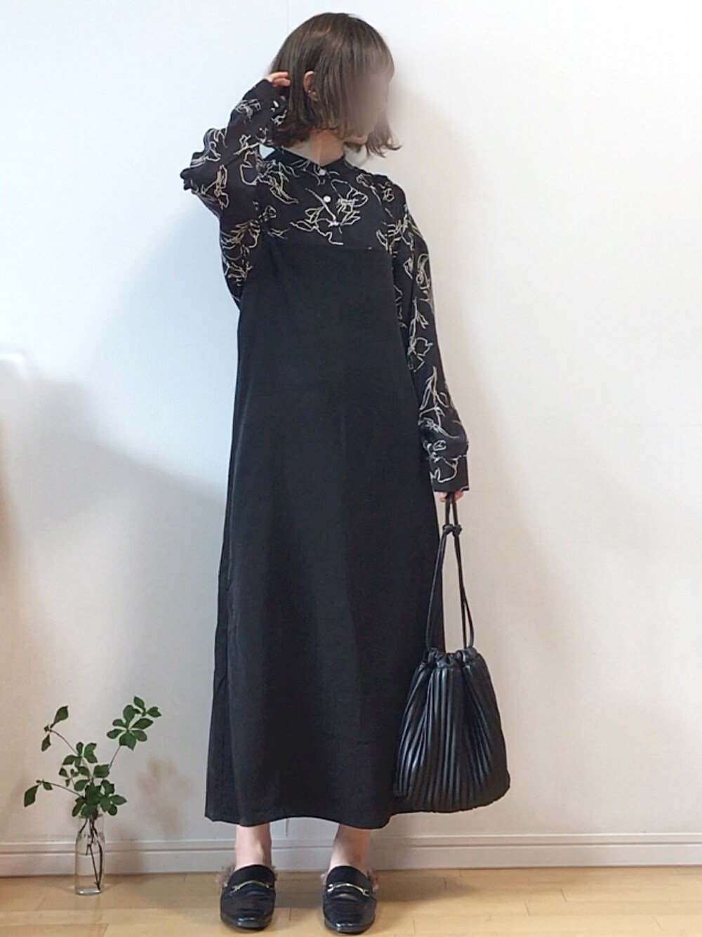 「PR、花柄、花柄ブラウス、サロペットスカート、サテンスカート、サテン、巾着バッグ、プリーツバッグ、オールブラック、ワントーンコーデ」｜「LIPSTARの線画花柄ブラウス（シャツ/ブラウス、ブラック系）」を使った、mikaさん（レディース・155cm）の夏コーディネートの1枚目の写真