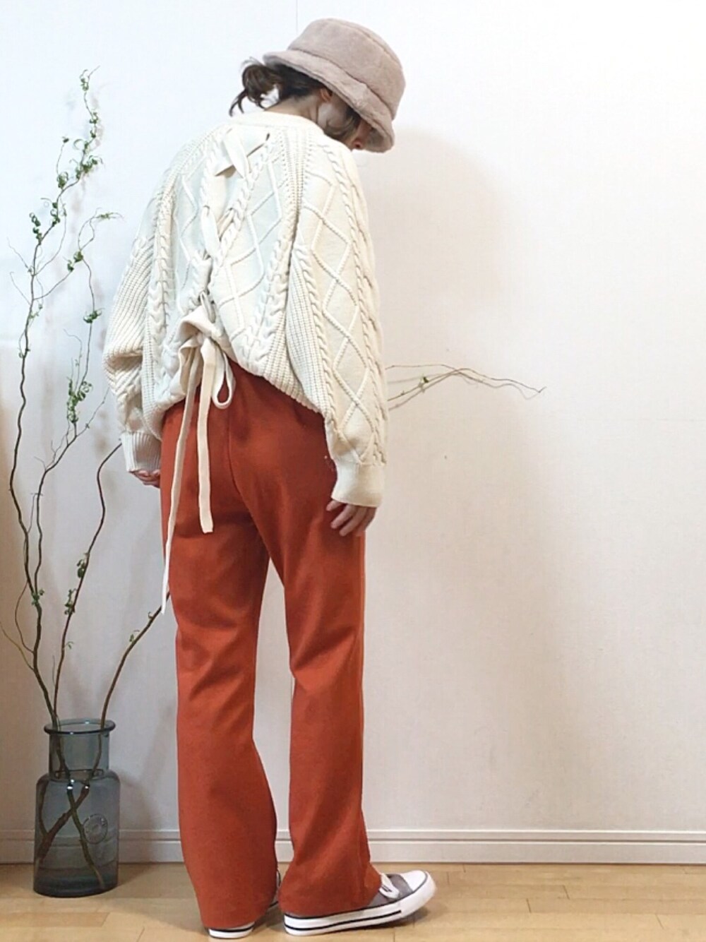 「PR、ケーブルニット、レースアップ、フレアパンツ、オレンジ、バケットハット、ボア、ファー小物、wearhalloween2020、ストリート」｜「VACANCYの【VACANCY】セミフレア起毛ツイルスラックスパンツ（スラックス、オレンジ系）」を使った、mikaさん（レディース・155cm）の秋コーディネートの1枚目の写真