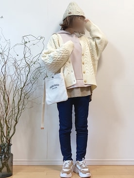 「スリット」｜「アイテム（ニットキャップ/ビーニー）」を使った、mikaさん（レディース・155cm）の冬コーディネート