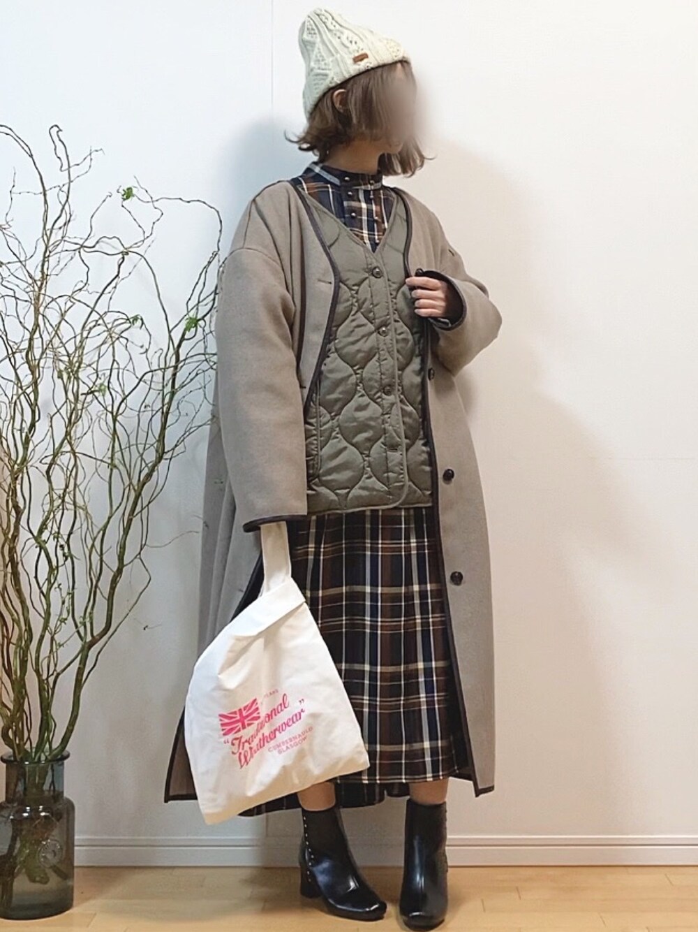 「PR、ノーカラーコート、キルティングジャケット、チェックワンピース、ニット帽、エコバッグ、ショートブーツ、スクエアトゥ、レイヤードスタイル」｜「sakishimatokyoの【ZOZO限定】サキシマamp「チェックワンピース」（ワンピース、ブルー系）」を使った、mikaさん（レディース・155cm）の冬コーディネートの1枚目の写真