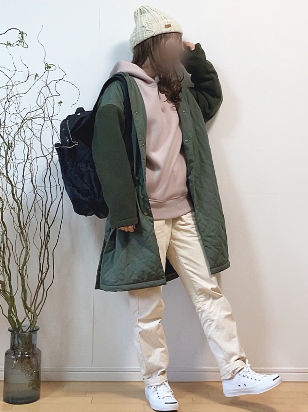 「キルティング、ロングコート、パーカー、シェフパンツ、白パンツ、ニット帽、ウィッグ、ピンク、くすみカラー、バックパック」｜「URBAN RESEARCH Sonny Labelのポンチルーズパーカー2（Tシャツ/カットソー、ピンク系）」を使った、mikaさん（レディース・155cm）の冬コーディネートの1枚目の写真
