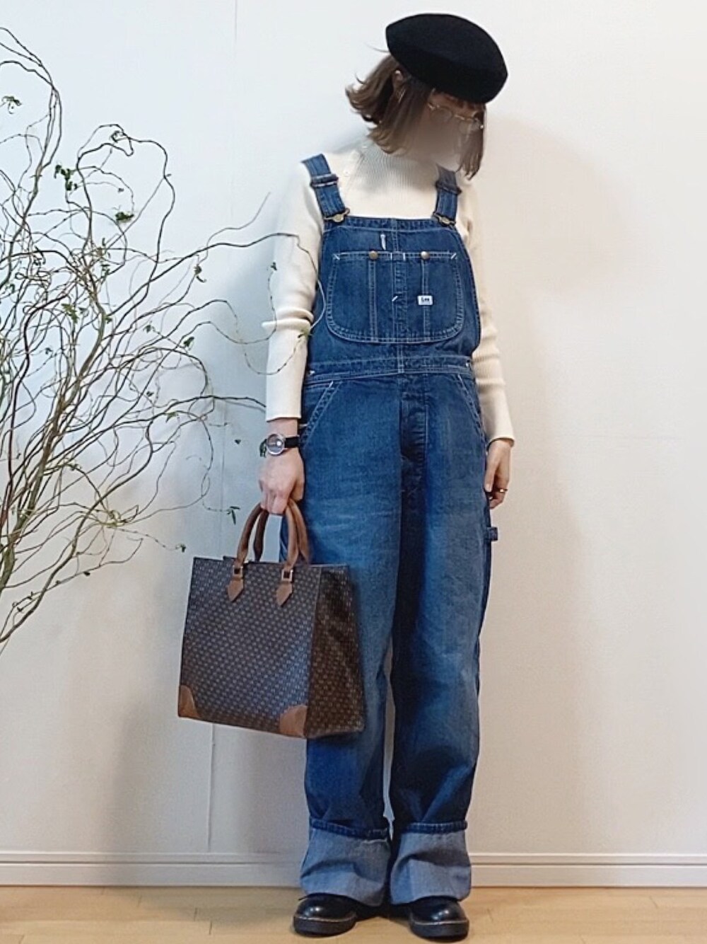 「PR、オーバーオール、リブニット、ハイネック、スクエアバッグ、ベレー帽、メガネ女子、ウィッグ」｜「Leeの【年間ベストセラー】【ユニセックス】オーバーオール（サロペット/オーバーオール、ブルー系）」を使った、mikaさん（レディース・155cm）の冬コーディネートの1枚目の写真