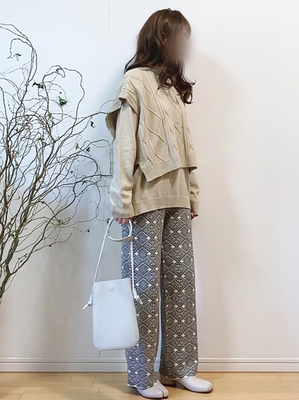ホワイト系のアンサンブル、ホワイト系のその他パンツ、グレー系のショルダーバッグを着用したレディースの冬コーディネートの1枚目の写真
