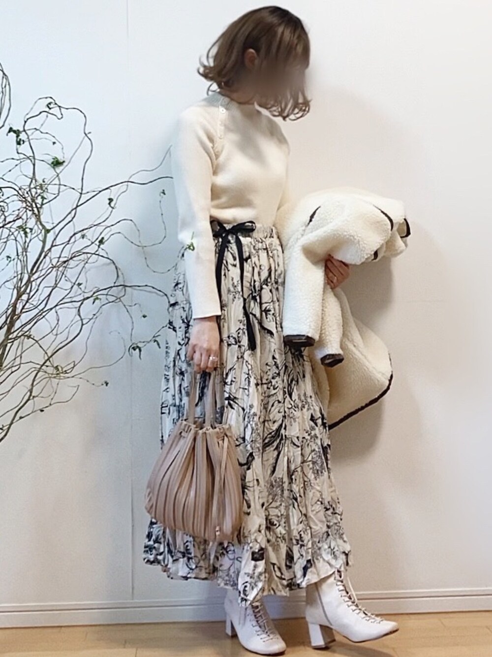 「リブニット、ハイネック、花柄スカート、フレアスカート、プリーツスカート、ボアジャケット、プリーツバッグ、レースアップシューズ、ワントーンコーデ、ホワイトコーデ」｜「sakishimatokyoの【ZOZO限定】サキシマamp「ハナガラノフレアスカート」（スカート、ホワイト系）」を使った、mikaさん（レディース・155cm）の冬コーディネートの1枚目の写真