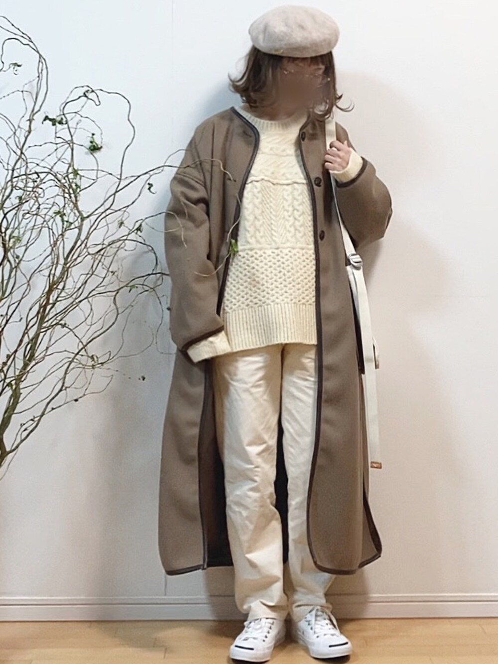 「パイピングコート、ノーカラーコート、ロングコート、ケーブルニット、シェフパンツ、白パンツ、ベレー帽、コンバース、メガネ女子、淡色コーデ」｜「LIPSTARの【WEB別注】カラー追加/ノーカラーメルトンパイピングコート/オーバーコート（ノーカラーコート、イエロー系）」を使った、mikaさん（レディース・155cm）の冬コーディネートの1枚目の写真