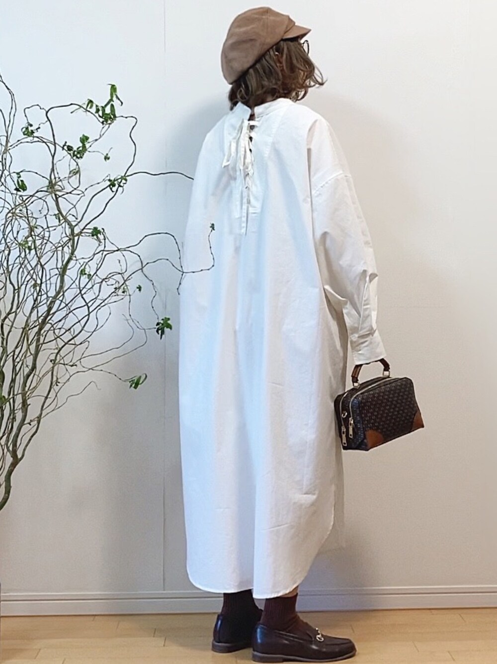「シャツワンピ、シャツワンピース、ロングワンピース、ボストンバッグ、ローファー、キャスケット、ベレー帽、めがね、淡色コーデ、休日スタイル」｜「LIPSTARのバックレースアップシャツワンピース（ワンピース、ホワイト系）」を使った、mikaさん（レディース・155cm）の冬コーディネートの1枚目の写真