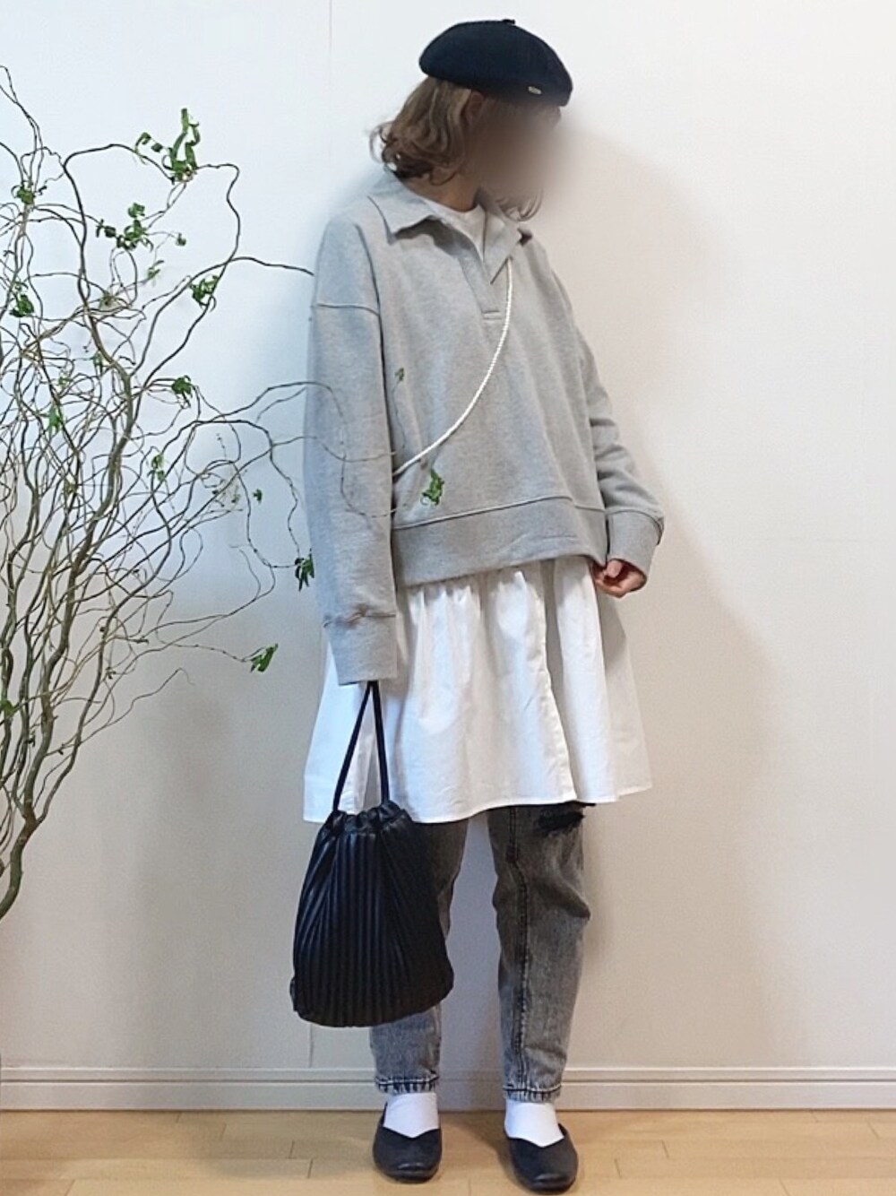 グレー系のTシャツ/カットソー、ホワイト系のシャツ/ブラウス、ブラック系のデニムパンツを着用したレディースの春コーディネートの1枚目の写真