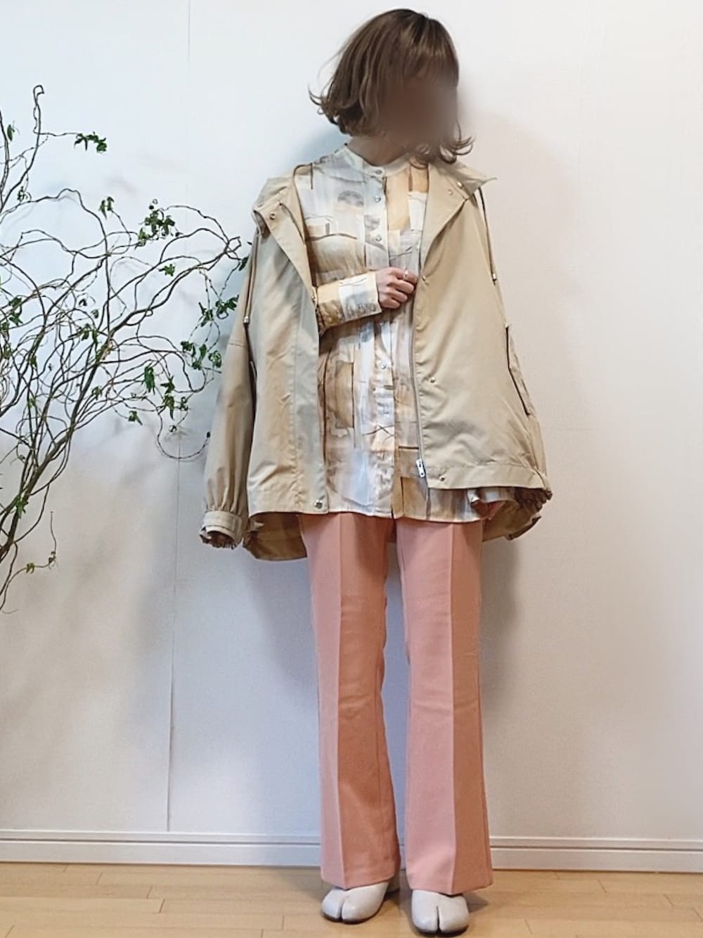 「柄シャツ、サテン、ヴィンテージ、マウンテンパーカー、春アウター、フレアパンツ、オレンジ、モード、春コーデ、パステル映える春」｜「M nortの【わたなべ麻衣プロデュース】総柄ヴィンテージデザインバンドカラーシャツ（シャツ/ブラウス、オレンジ系）」を使った、mikaさん（レディース・155cm）の春コーディネートの1枚目の写真