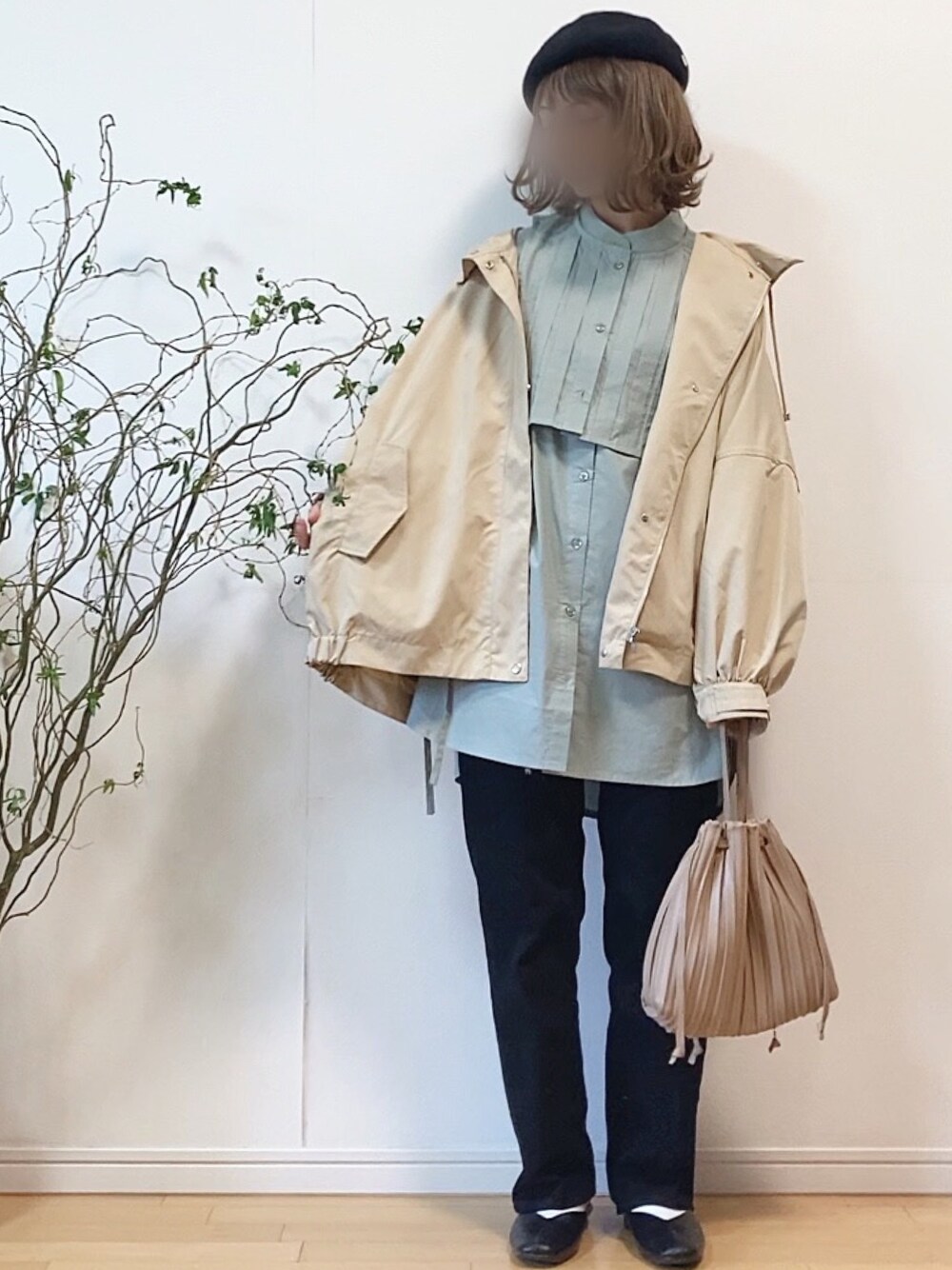 「バンドカラーシャツ、マウンテンパーカー、ボリューム袖、春コーデ、ブラックデニム、ベレー帽、巾着バッグ、スクエアトゥ、春めきシューズ、きれいめカジュアル」｜「bohmalのタックヨークセットシャツ（シャツ/ブラウス、グリーン系）」を使った、mikaさん（レディース・155cm）の春コーディネートの1枚目の写真