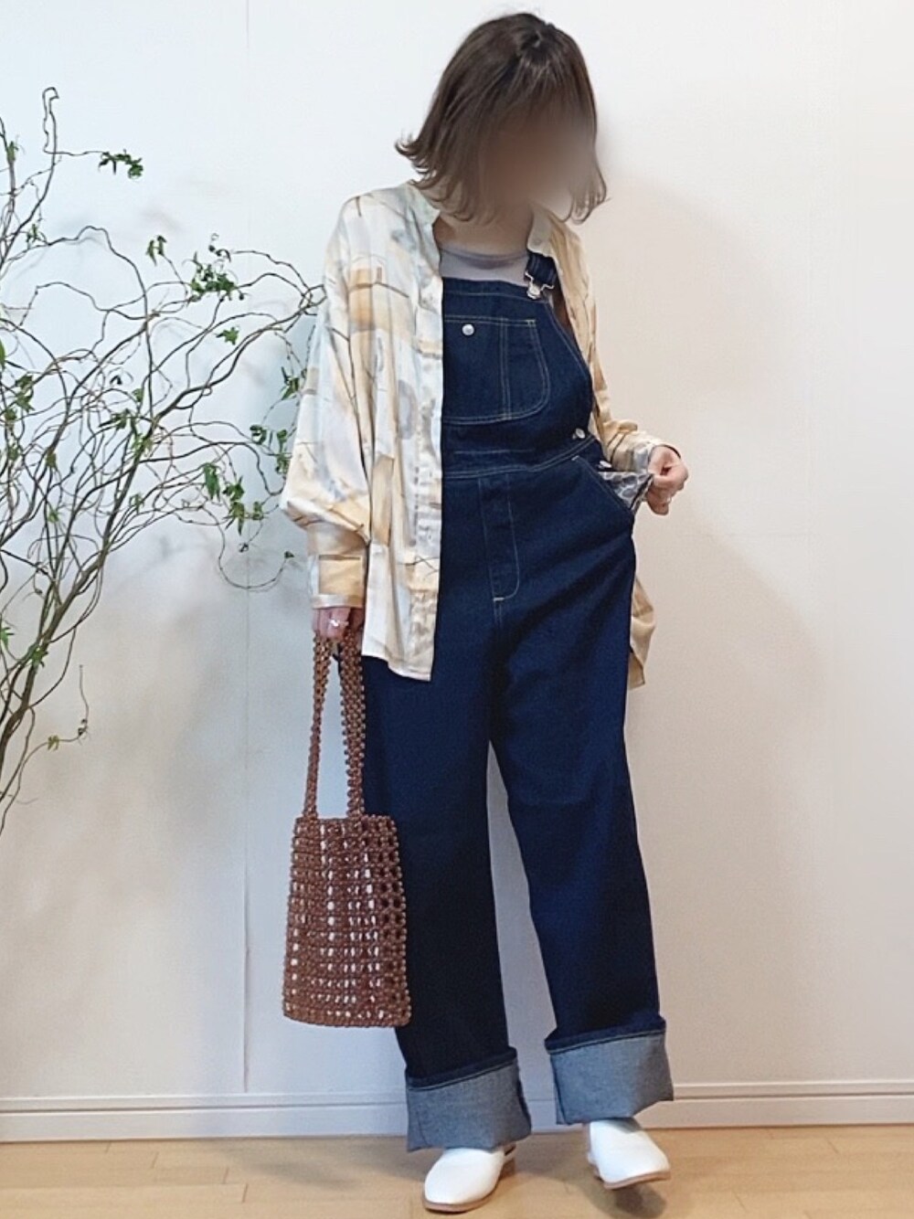 「オーバーオール、SOMETHING、レオパード、柄シャツ、サテン、クリアバッグ、ビーズバッグ、春めきシューズ、春コーデ」｜「M nortの【わたなべ麻衣プロデュース】総柄ヴィンテージデザインバンドカラーシャツ（シャツ/ブラウス、オレンジ系）」を使った、mikaさん（レディース・155cm）の春コーディネートの1枚目の写真