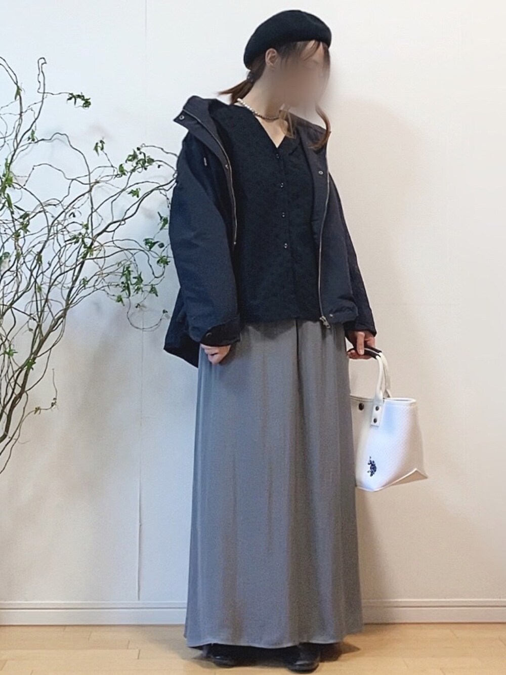 「春めきシューズ、モード、トリコロール、マウンテンパーカー、カットワークレース、レーストップス、サテンスカート、ロングスカート、春コーデ、きれいめカジュアル」｜「URBAN RESEARCH Sonny Labelの抗菌・撥水マウンテンパーカー（マウンテンパーカー、ブルー系）」を使った、mikaさん（レディース・155cm）の春コーディネートの1枚目の写真