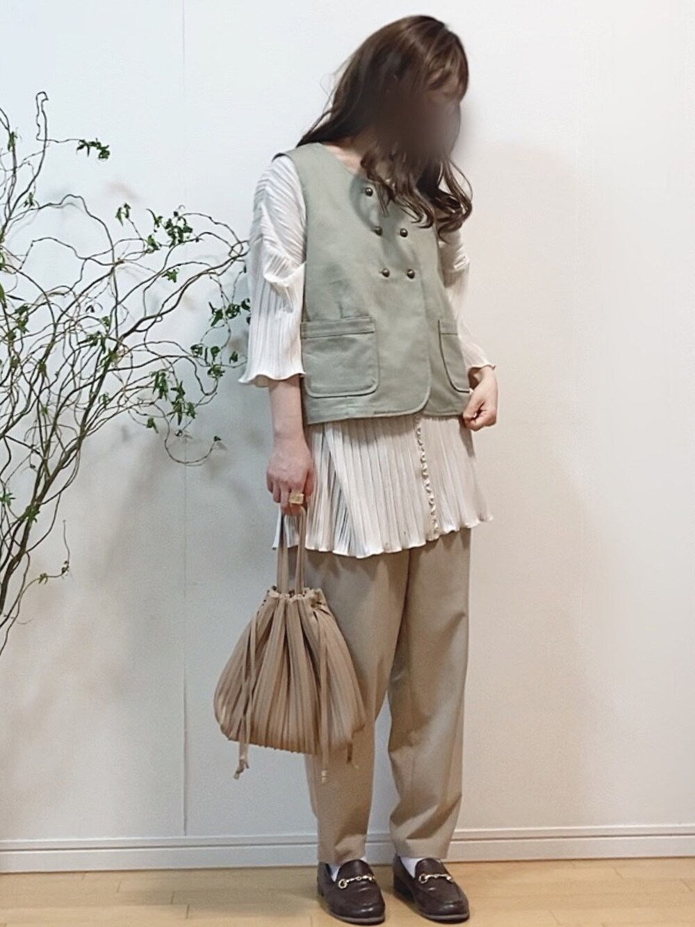 「メロウ、プリーツ、ベスト、巾着バッグ、ローファー、春コーデ、淡色コーデ」｜「Chaco closetのアイテム（トップス、ホワイト系）」を使った、mikaさん（レディース・155cm）の春コーディネートの1枚目の写真