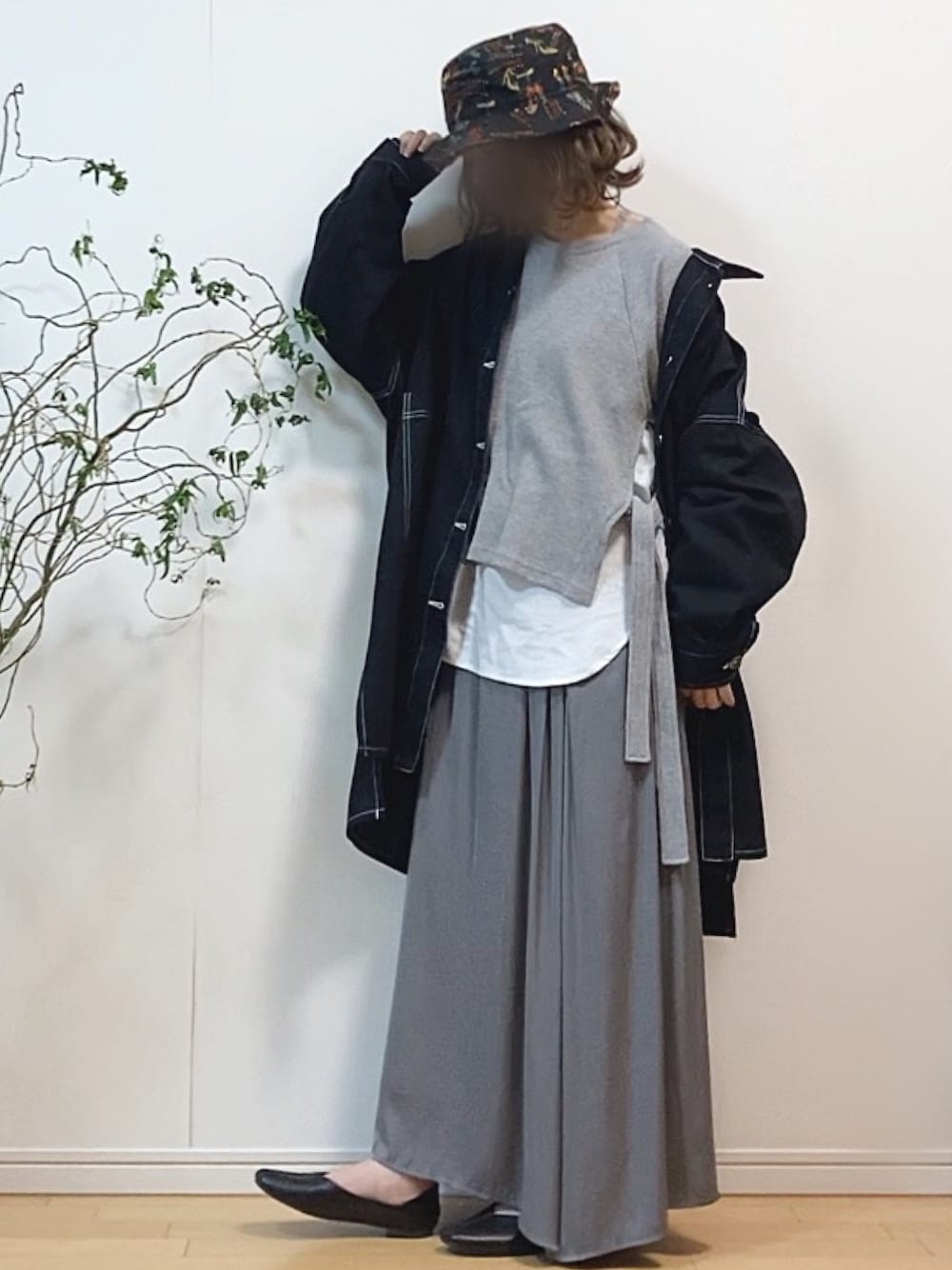 「モノトーンコーデ、シャツジャケット、レイヤードスタイル、レイヤード、サテンスカート、バケットハット、モード、春めきシューズ、春コーデ」｜「bohmalのツイルシャツジャケット（ミリタリージャケット、ブラック系）」を使った、mikaさん（レディース・155cm）の春コーディネートの1枚目の写真