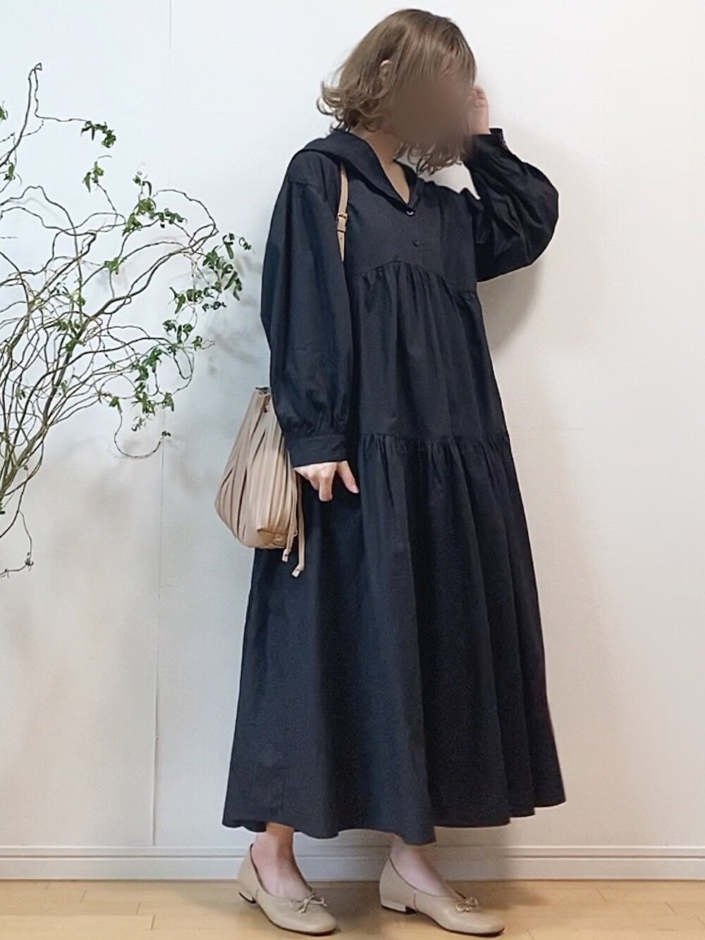 「休日スタイル、ティアード、ティアードワンピース、パーカーワンピース、シャツワンピ、シャツワンピース、巾着バッグ、バレエシューズ」｜「sakishimatokyoの【ZOZO限定】サキシマamp「フードツキマエアキデザインワンピース」（ワンピース、ブラック系）」を使った、mikaさん（レディース・155cm）の春コーディネートの1枚目の写真