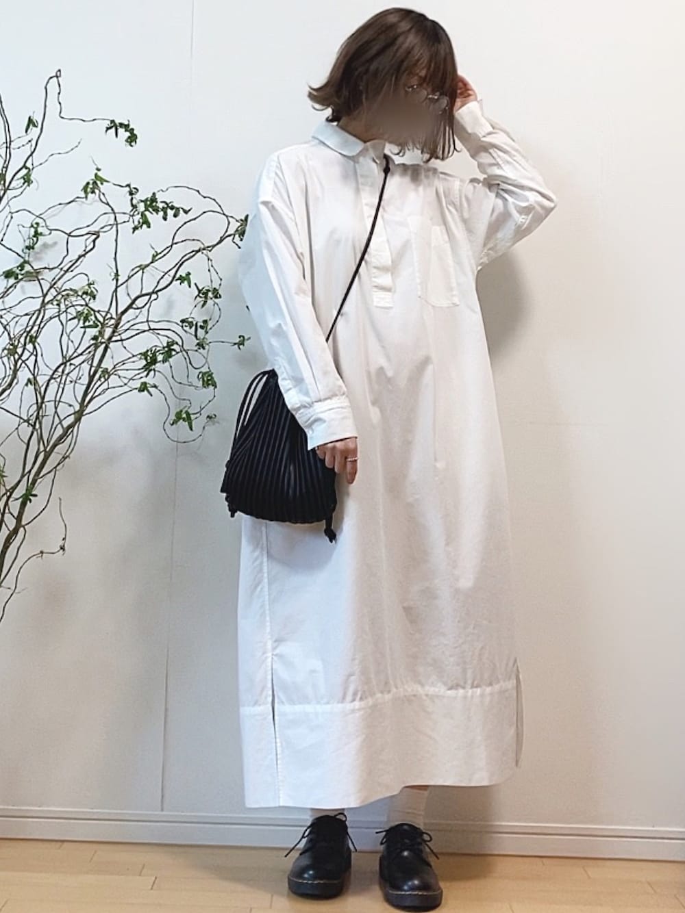 「シャツワンピ、シャツワンピース、黒縁メガネ、メガネ女子、巾着バッグ、ウィッグ、シンプルコーデ、休日スタイル」｜「FORK&SPOONのFORK&SPOON　プルオーバーシャツワンピース（ワンピース、ホワイト系）」を使った、mikaさん（レディース・155cm）の春コーディネートの1枚目の写真