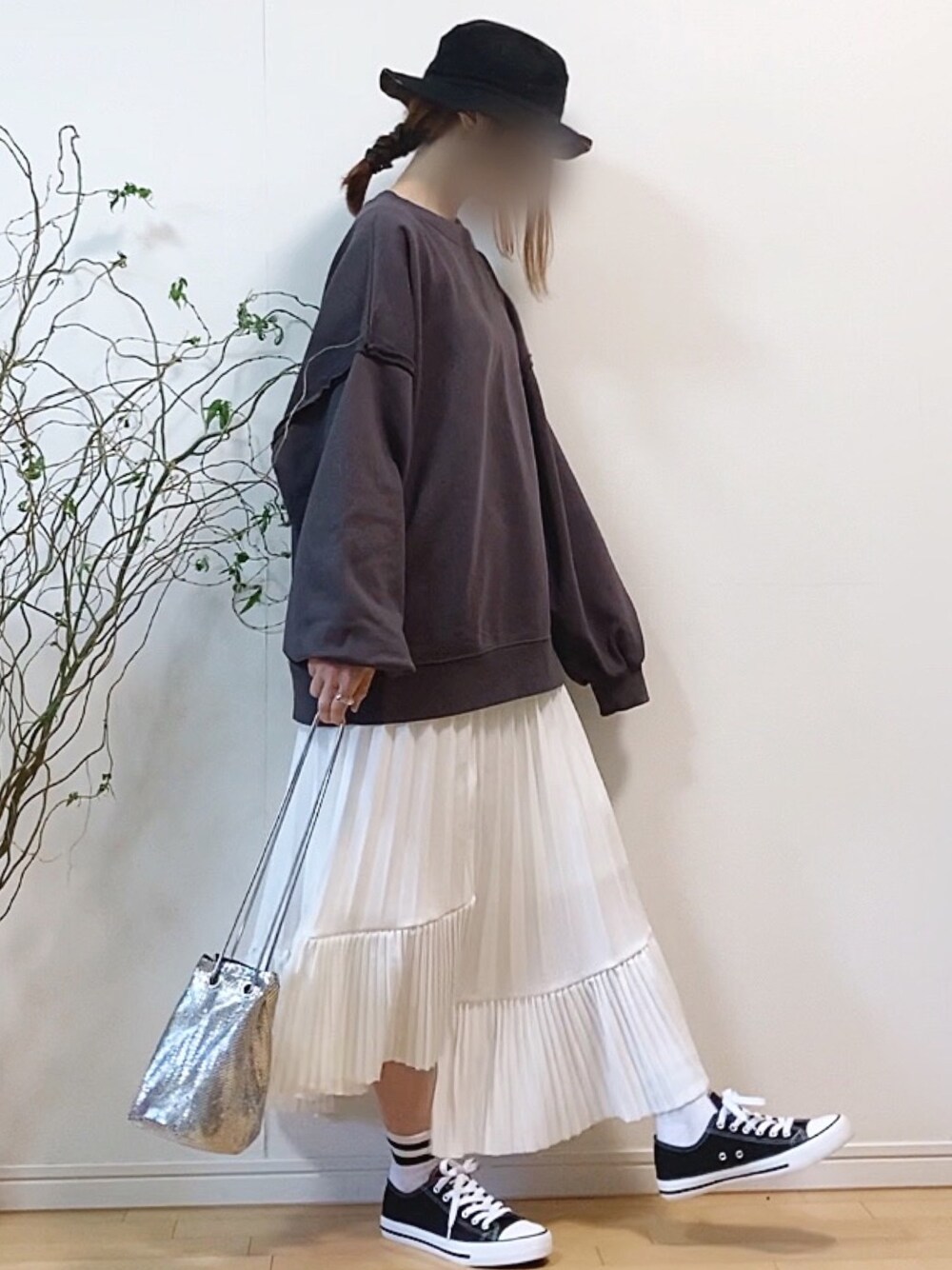 「スウェット、ボリューム袖、プリーツスカート、巾着バッグ、バケットハット、ヘアアクセ、コンバース、ストリート、モノトーン、プチプラ」｜「Ambre Neigeのボリュームスリーブオーバースウェット／【WEB/EC限定商品】（スウェット、グレー系）」を使った、mikaさん（レディース・155cm）の春コーディネートの1枚目の写真