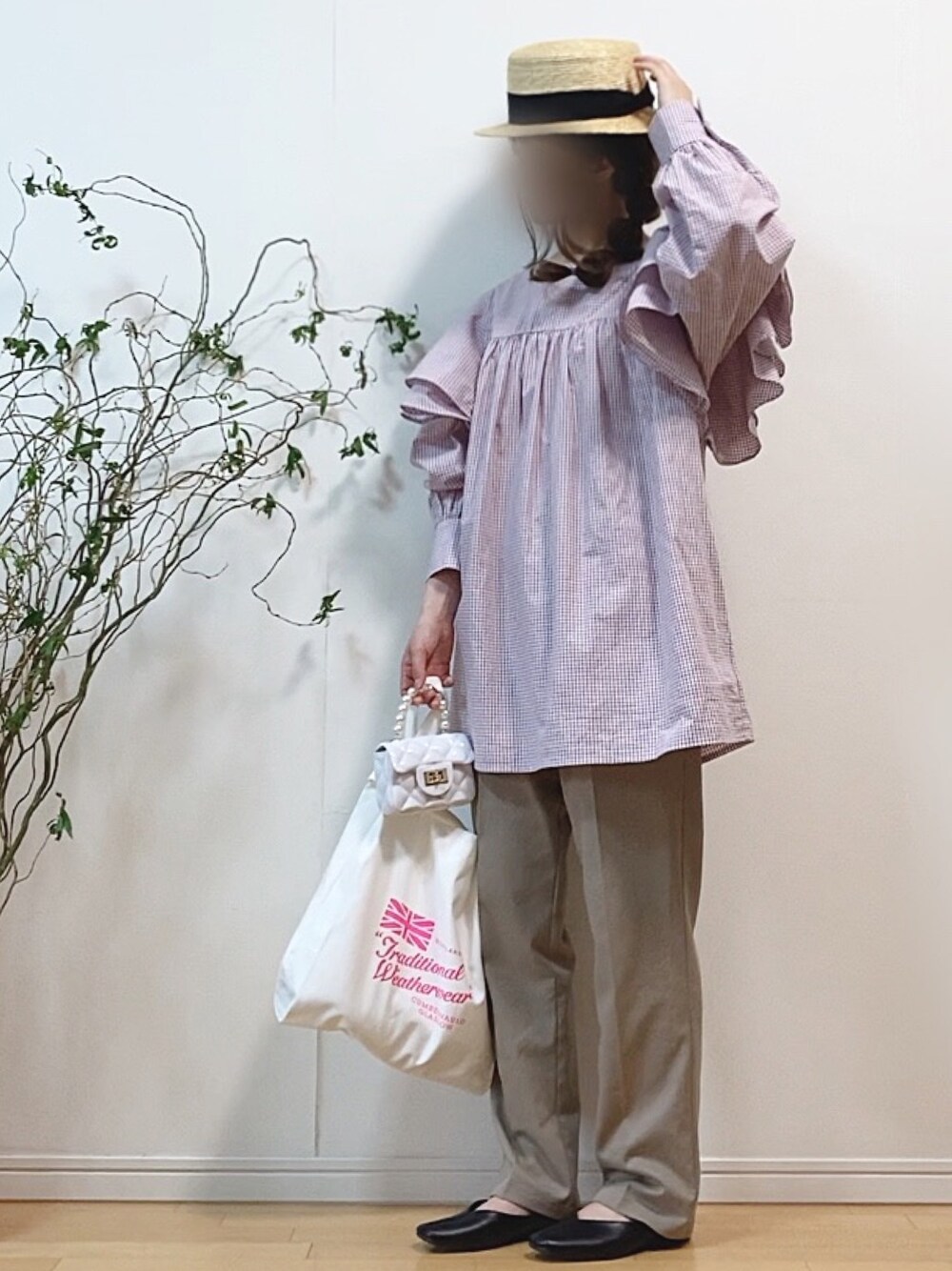 パープル系のシャツ/ブラウス、ブラウン系のスラックス、ホワイト系のトートバッグを着用したレディースの春コーディネートの1枚目の写真