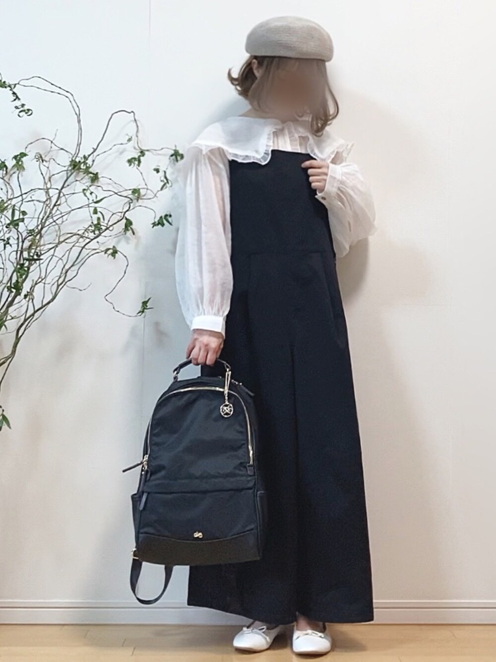 「ビッグカラー、オーガンジー、シースルー、シアーシャツ、サロペット、リュック、バックパック、ベレー帽、モノトーン」｜「sakishimatokyoの【ZOZO限定】サキシマamp「オーガンジービックカラーブラウス」（シャツ/ブラウス、ホワイト系）」を使った、mikaさん（レディース・155cm）の春コーディネートの1枚目の写真