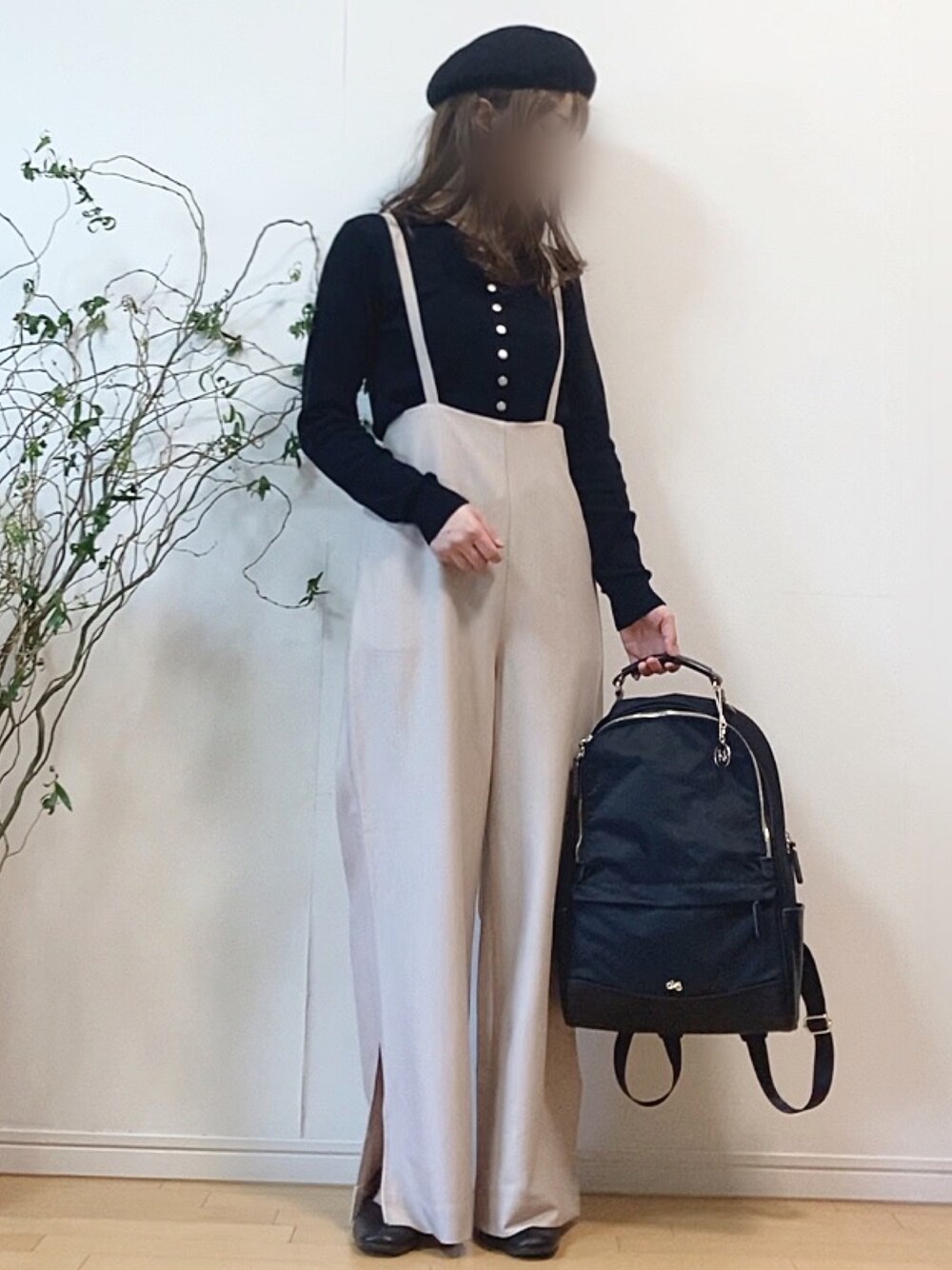 「agnes b.、カーディガン、サスペンダー、サスペンダーパンツ、ワイドパンツ、ハイウエスト、ベレー帽、リュック、スクエアトゥ、モノトーン」｜「agnes b.のJ155 CARDIGAN　コットンニットカーディガン（カーディガン/ボレロ、ブラック系）」を使った、mikaさん（レディース・155cm）の春コーディネートの1枚目の写真