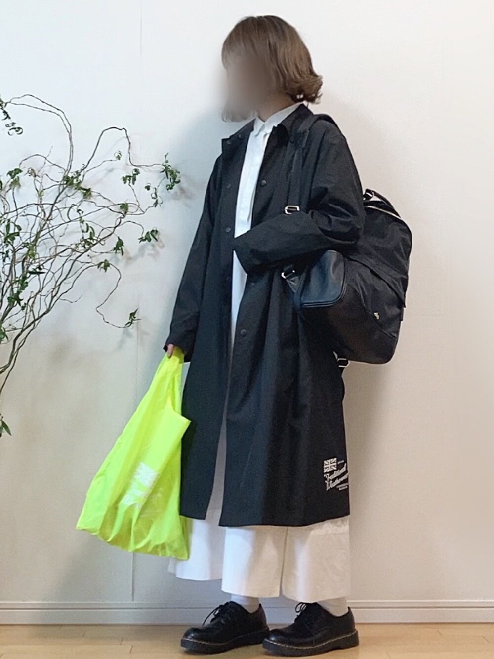 「レインコート、ナイロンジャケット、エコバッグ、Traditional Weatherwear、シャツワンピ、リュック、モノトーンコーデ」｜「Traditional WeatherwearのPENRITH RAIN PACKABLE（レインコート/ポンチョ、ブラック系）」を使った、mikaさん（レディース・155cm）の春コーディネートの1枚目の写真