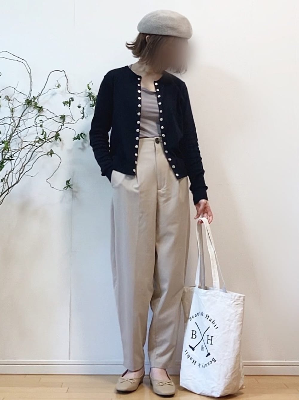 「agnes b.、カーディガン、チノパン、ベレー帽、トートバッグ、バレエシューズ、スクエアトゥ、きれいめカジュアル、休日スタイル」｜「agnes b.のJ155 CARDIGAN　コットンニットカーディガン（カーディガン/ボレロ、ブラック系）」を使った、mikaさん（レディース・155cm）の春コーディネートの1枚目の写真