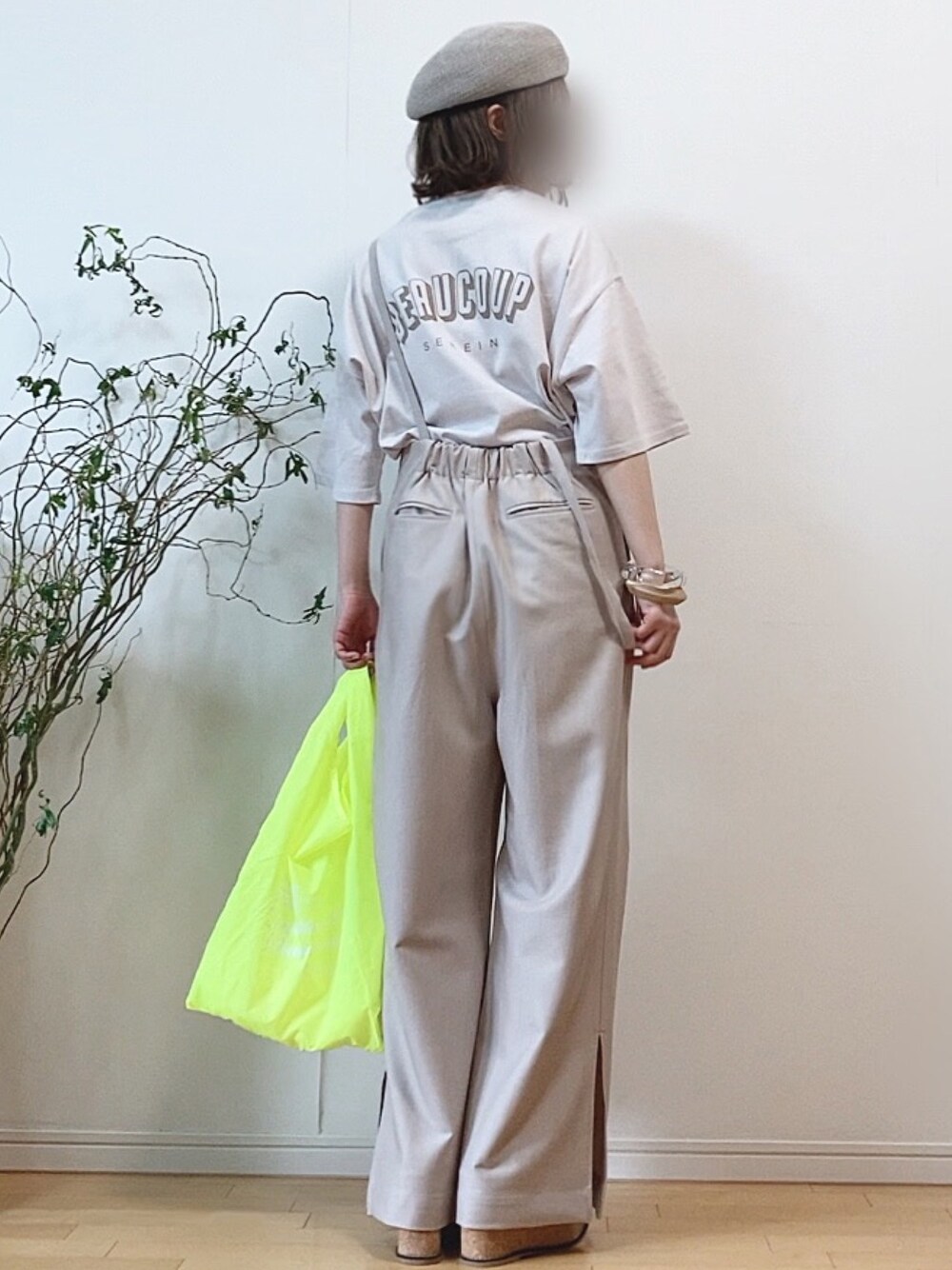 「グレージュ、ワントーンコーデ、ロゴT、サスペンダー、サスペンダーパンツ、ベレー帽、エコバッグ、厚底サンダル、UNDER COVER、プチプラ」｜「Ambre NeigeのアソートプリントTシャツ／【WEB/EC限定商品】（Tシャツ/カットソー、グレー系）」を使った、mikaさん（レディース・155cm）の春コーディネートの1枚目の写真