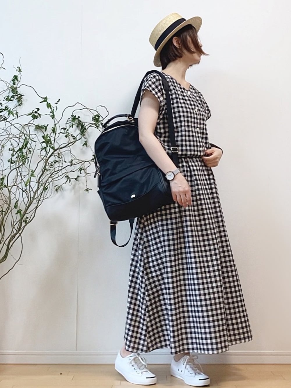 「チェックワンピース、ギンガムチェック、リネンワンピース、カンカン帽、リュック、白スニーカー、腕時計、KERBHOLZ、ラクチンコーデ、大人カジュアル」｜「URBAN RESEARCH Sonny LabelのUR TECH+抗菌リネン混フレンチギャザーワンピース（ワンピース、その他）」を使った、mikaさん（レディース・155cm）の春コーディネートの1枚目の写真