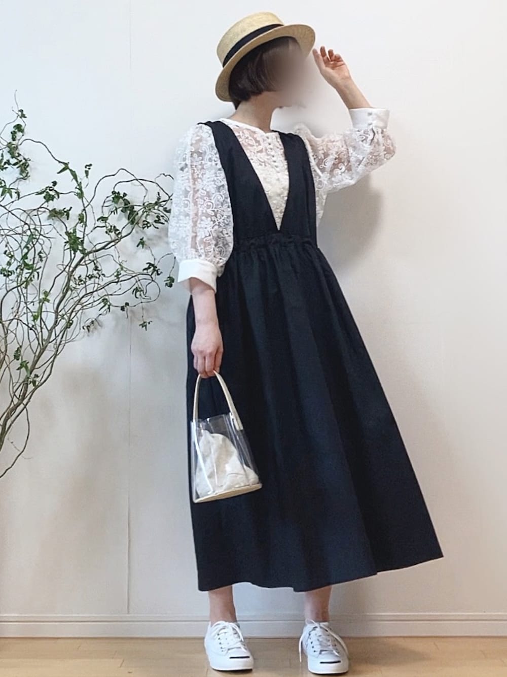 「レーストップス、レースブラウス、オーガンジー、プチプラ、サロペットスカート、カンカン帽、白スニーカー、コンバース、シンプルコーデ、モノトーンコーデ」｜「Ambre Neigeの【前後２WAY】オーガンジーシアーブラウス／WEB/EC限定商品（シャツ/ブラウス、ホワイト系）」を使った、mikaさん（レディース・155cm）の春コーディネートの1枚目の写真