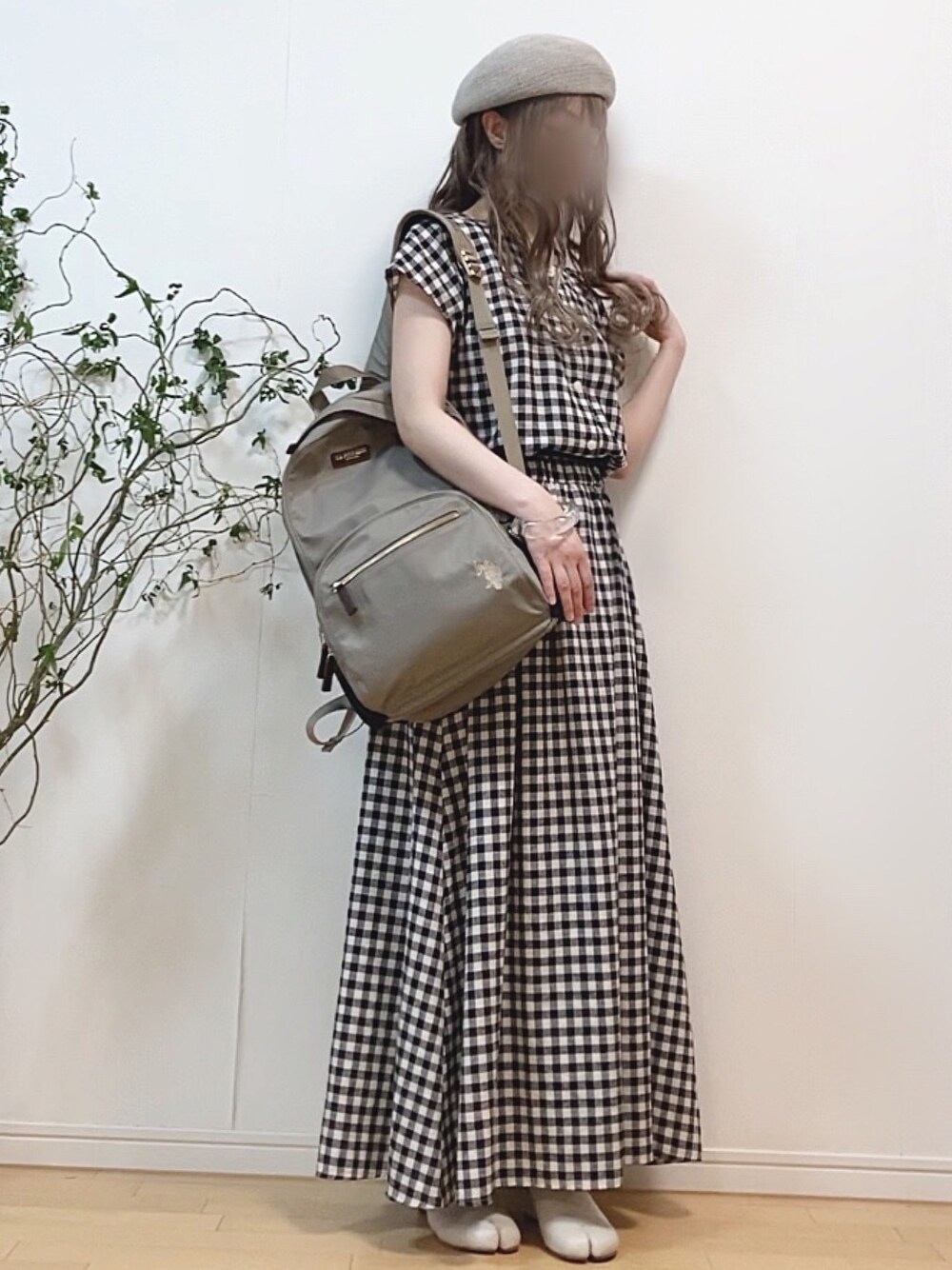 その他のワンピース、グレー系のバックパック/リュック、ホワイト系のサンダルを着用したレディースの夏コーディネートの1枚目の写真