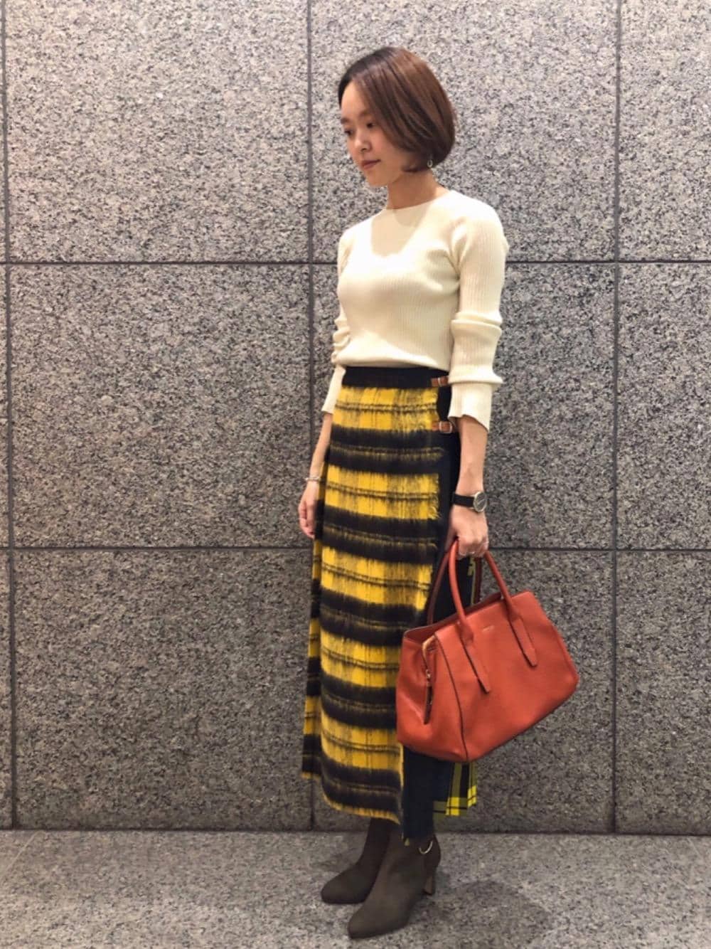 「チェックスカート、BEAUTY&YOUTH UNITED ARROWS、オトナカジュアル、秋コーデ、Astraet、オデットエオディール、ブーツスタイリング」｜「ODETTE E ODILEのOFD メタルリング ショートブーツ75↑■（ブーツ、グリーン系）」を使った、伊藤　オデット エ オディール スタッフさん（レディース・164cm）の秋コーディネートの1枚目の写真