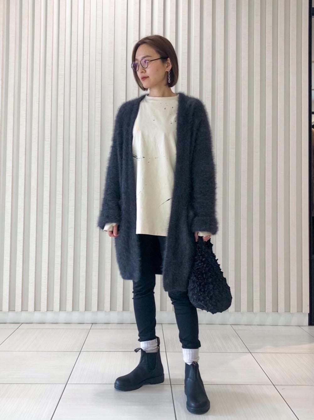 「ショートブーツ、冬コーデ、休日スタイル、ロングカーディガン、エコバッグ、Pants style、オデットエオディール、Boots styling、Winter item styling」｜「BUNZABUROのBUNZABURObaiShibori BAG（エコバッグ/サブバッグ、ブラック系）」を使った、伊藤　オデット エ オディール スタッフさん（レディース・164cm）の冬コーディネートの1枚目の写真