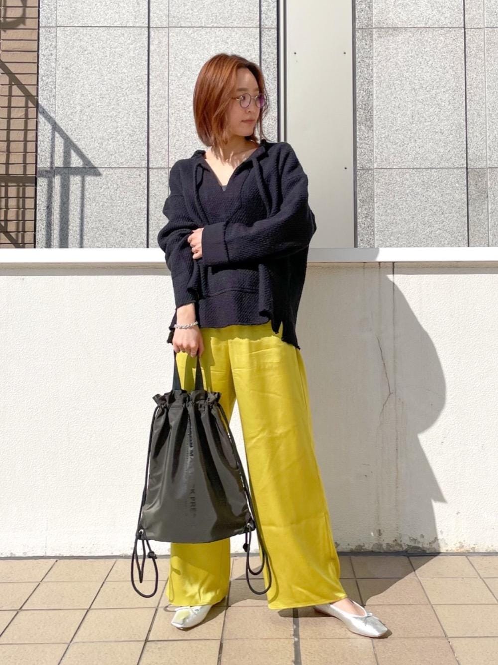 「休日スタイル、サテンパンツ、リラックススタイル、春コーデ、Pants style、オデットエオディール、バレリーナシューズ、Flat shoes styling、Ballet shoes styling、春めきシューズ」｜「ODETTE E ODILEのOFD スクエアバレエ FLT10↓↑/バレエシューズ（バレエシューズ、シルバー系）」を使った、伊藤　オデット エ オディール スタッフさん（レディース・164cm）の春コーディネートの1枚目の写真