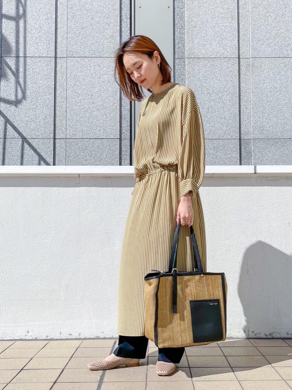 「ワンピース、ストライプ、Pants style、オデットエオディール、ビッグトート、Flat shoes styling、レイヤードスタイル、きれいめ、roku、春こーで」｜「GIANNI NOTAROの【別注】GIANNI NOTARO Carol J. P-TOTE Y（トートバッグ、ブラック系）」を使った、伊藤　オデット エ オディール スタッフさん（レディース・164cm）の春コーディネートの1枚目の写真