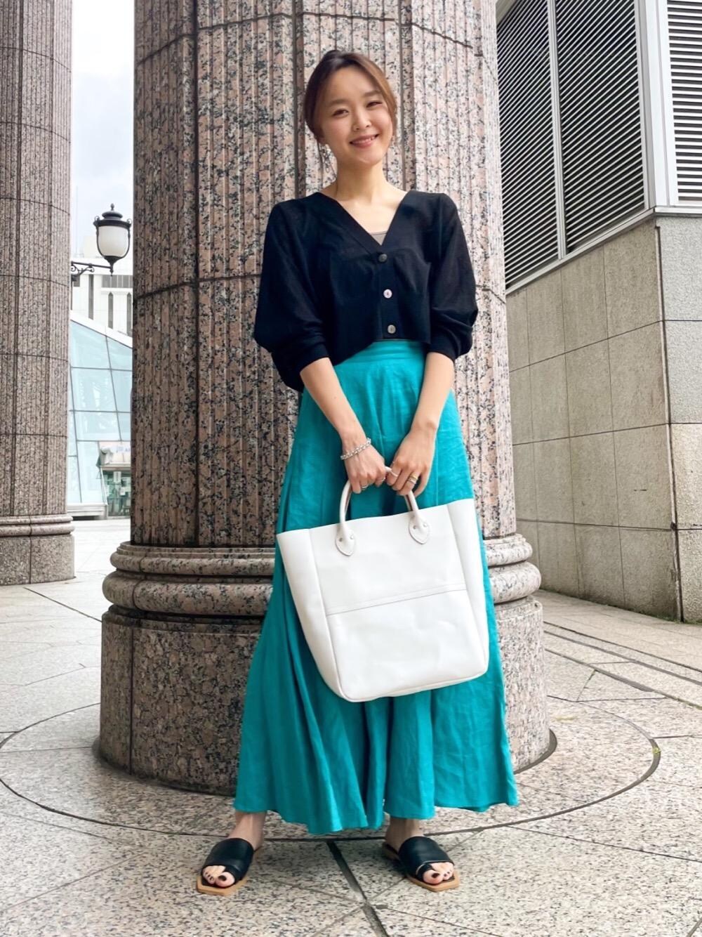 「大人カジュアル、ロングスカート、リネン、フェミニン、リラックスコーデ、オデットエオディール、Sandals styling、Skirt style、休日すたいる、さんだる」｜「MASTER&CoのMASTER&Co. LEATHER TOTE（トートバッグ、ホワイト系）」を使った、伊藤　オデット エ オディール スタッフさん（レディース・164cm）の夏コーディネートの1枚目の写真