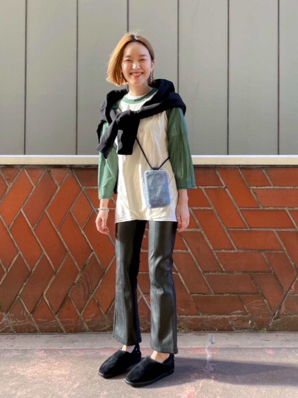 「カジュアル、スエット、レザーパンツ、ミニバッグ、秋コーデ、Pants style、オデットエオディール、Flat shoes styling、休日すたいる、ロンt」｜「ODETTE E ODILEのインナーボアスリッポン フラット25↑（スリッポン、ブラック系）」を使った、伊藤　オデット エ オディール スタッフさん（レディース・164cm）の秋コーディネートの1枚目の写真