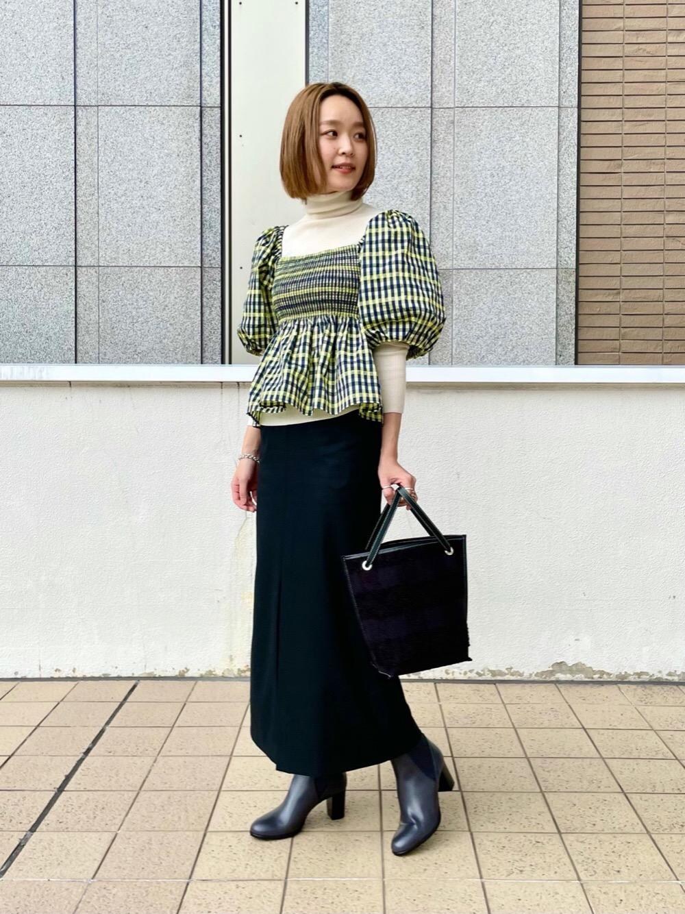 「チェック柄、冬コーデ、タートルネック、サイドゴア、オデットエオディール、ボリューム袖、Boots styling、Skirt style、休日すたいる、ぶーつ」｜「ODETTE E ODILEの【別注】＜FEEL AND TASTE（フィール アンド テイスト）＞ LINE-sack（ハンドバッグ、ブラック系）」を使った、伊藤　オデット エ オディール スタッフさん（レディース・164cm）の秋コーディネートの1枚目の写真