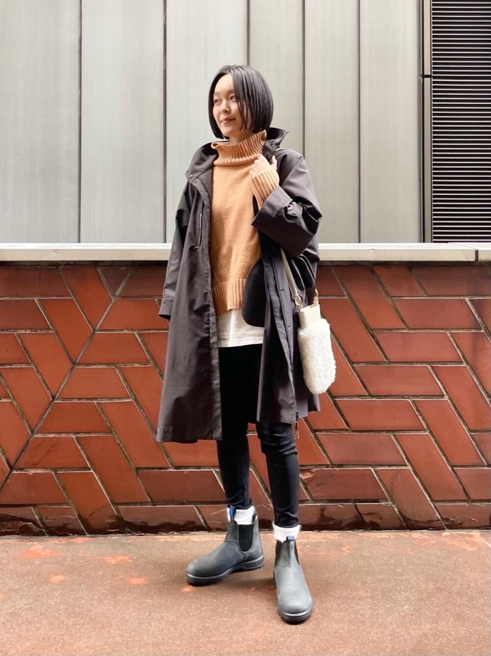 「カジュアル、冬コーデ、タートルネック、ファーバッグ、スエットパンツ、Pants style、オデットエオディール、Boots styling、休日すたいる、ぶーつ」｜「Blundstoneの＜Blundstone（ブランドストーン）＞  THERMAL（ブーツ、ブラック系）」を使った、伊藤　オデット エ オディール スタッフさん（レディース・164cm）の冬コーディネートの1枚目の写真
