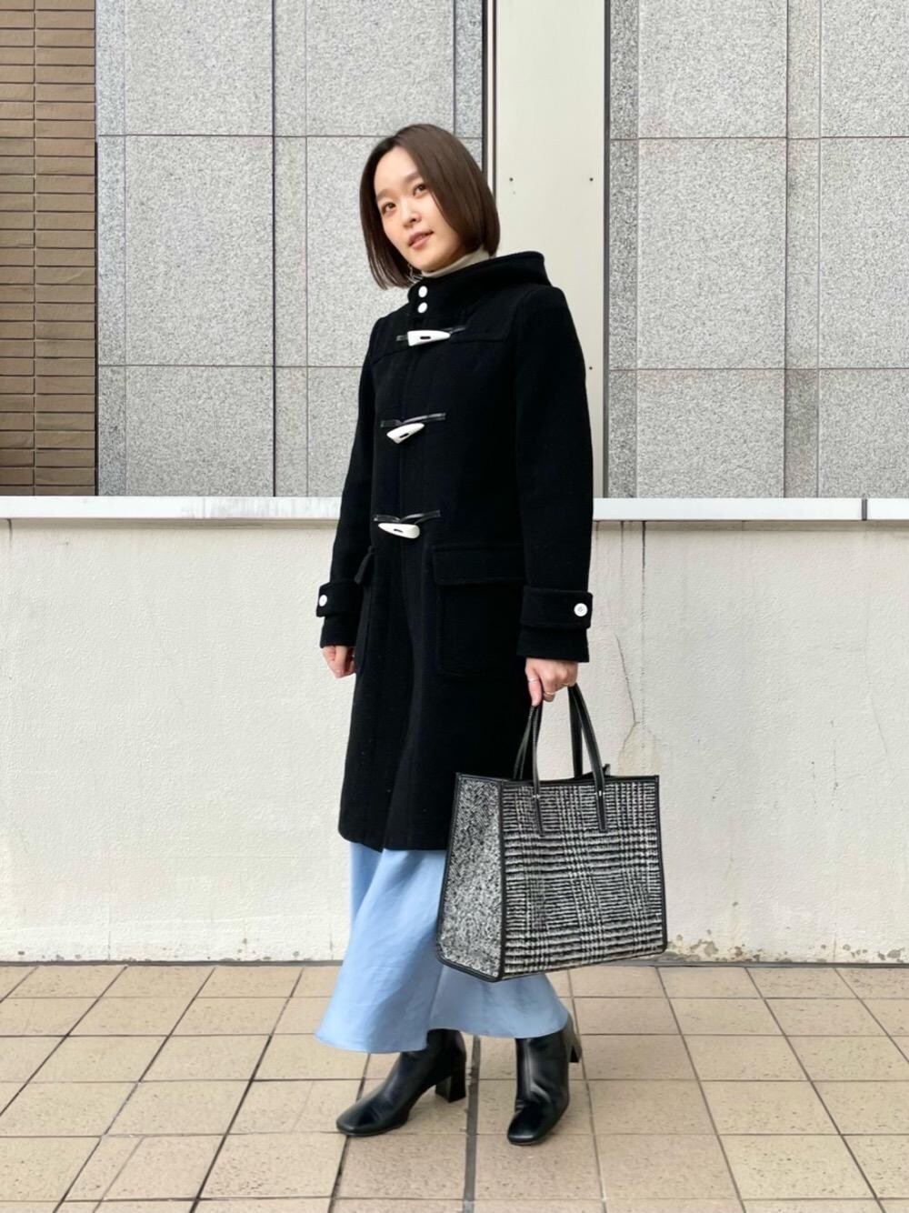 「ダッフルコート、冬コーデ、タートルネック、オデットエオディール、スクエアトゥ、サテンスカート、Boots styling、Skirt style、ぶーつ」｜「ODETTE E ODILEの【別注】＜FEEL AND TASTE（フィール アンド テイスト）＞ container（トートバッグ、ブラック系）」を使った、伊藤　オデット エ オディール スタッフさん（レディース・164cm）の冬コーディネートの1枚目の写真