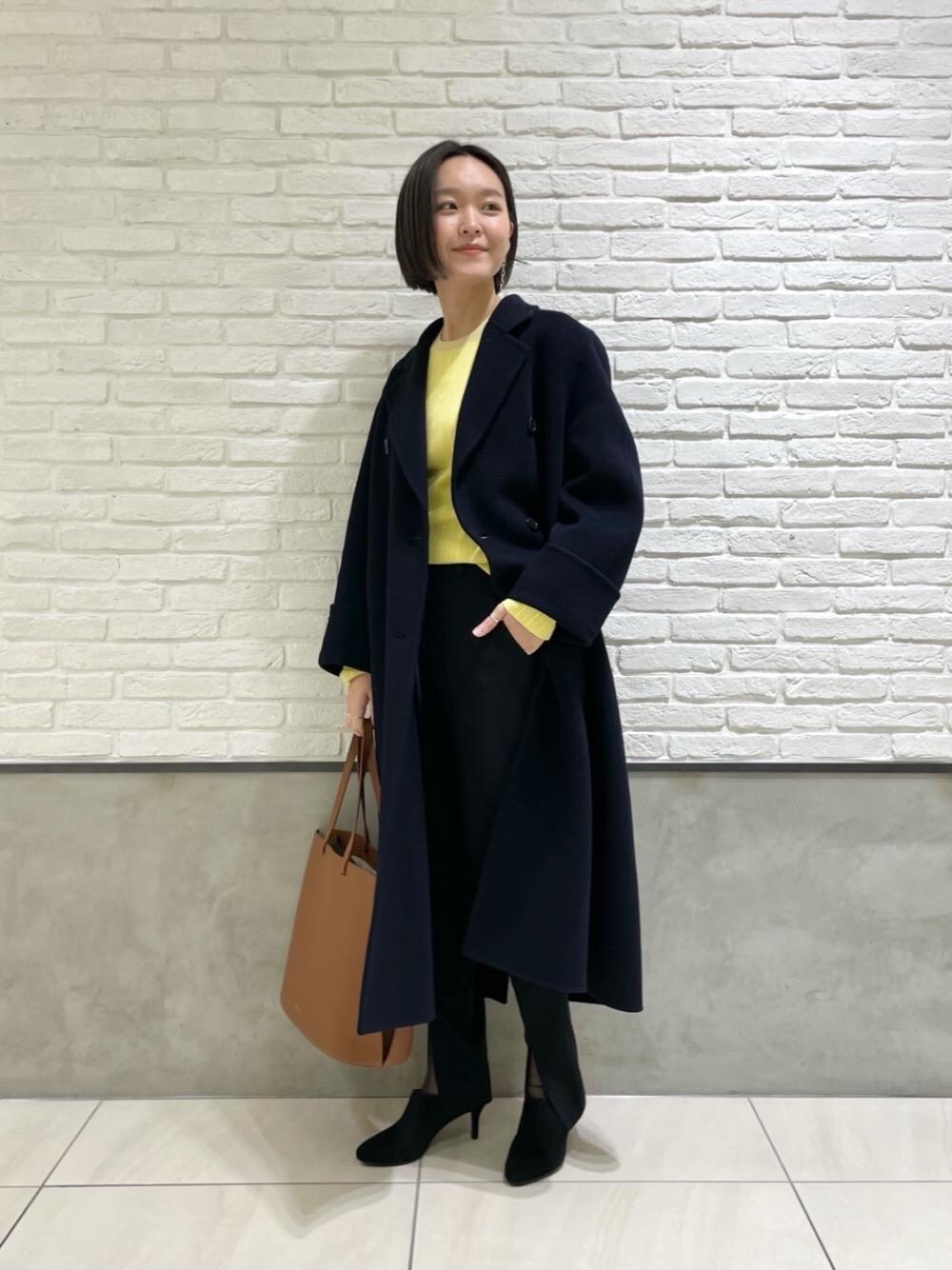 「ブーティ、冬コーデ、カラーニット、ロングコート、シンプルコーデ、通勤コーデ、Pants style、オデットエオディール、Boots styling、ぶーつ」｜「PELLICOの【別注】＜PELLICO（ペリーコ）＞ LEA-TOTE（トートバッグ、ブラウン系）」を使った、伊藤　オデット エ オディール スタッフさん（レディース・164cm）の冬コーディネートの1枚目の写真