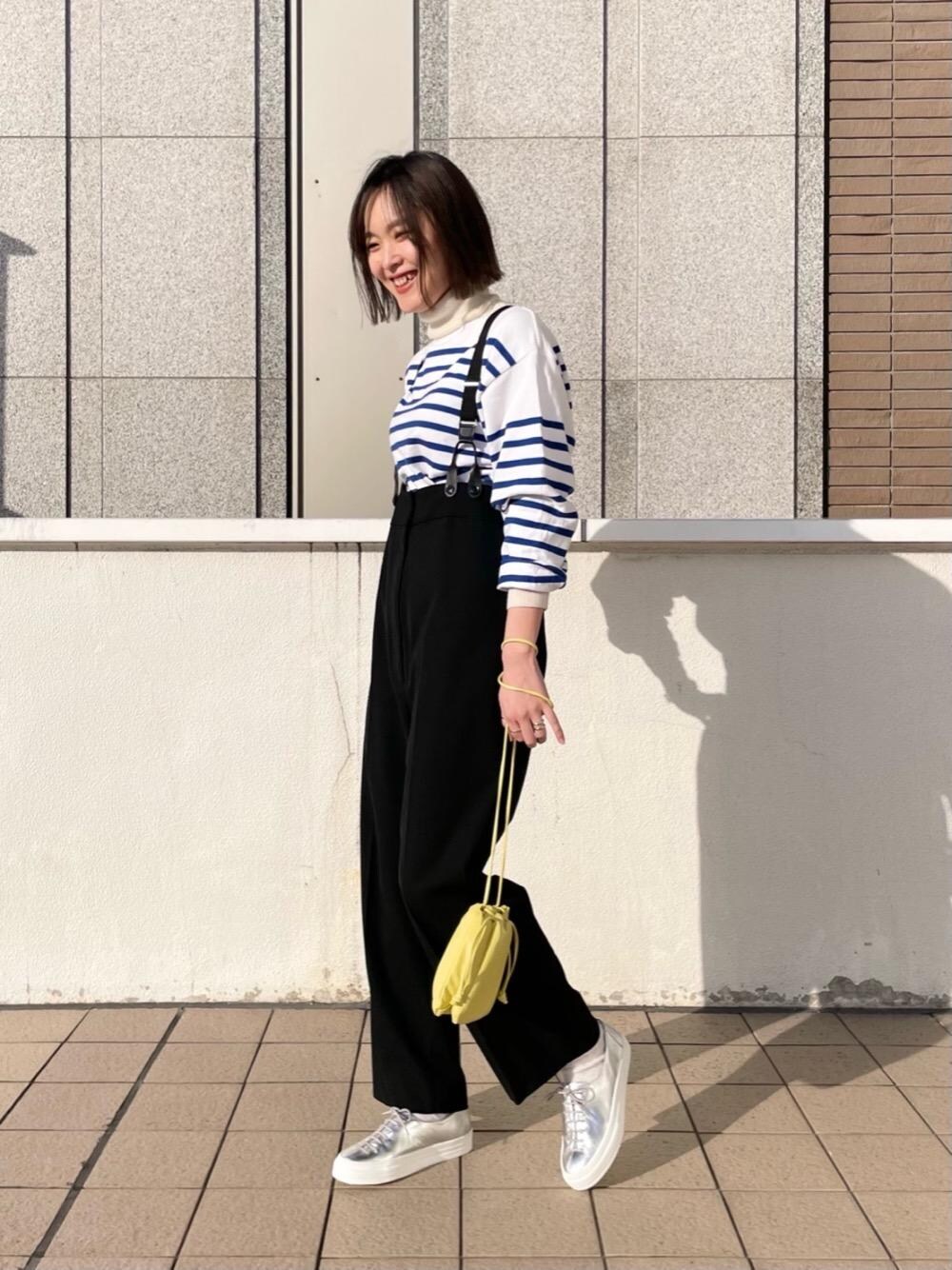 「スニーカー、カジュアル、タートルネック、Pants style、オデットエオディール、Flat shoes styling、レイヤードスタイル、休日すたいる、春こーで、ぼーだー」｜「ESLOWの【一部別注】＜ESLOW（エスロー）＞DRAWSTRING BAG（ショルダーバッグ、イエロー系）」を使った、伊藤　オデット エ オディール スタッフさん（レディース・164cm）の冬コーディネートの1枚目の写真