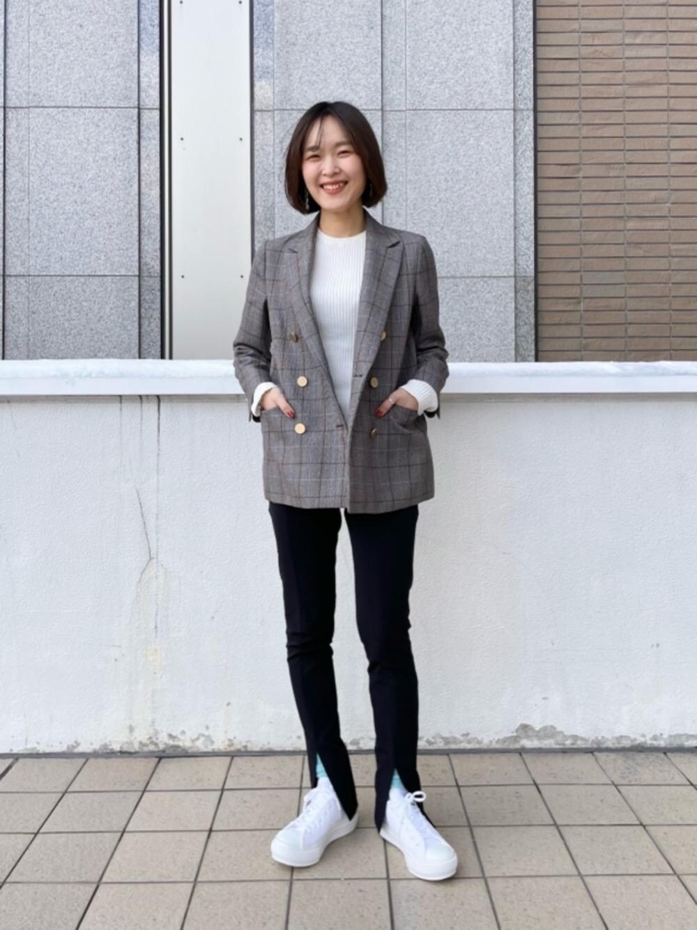 「スニーカー、ジャケット、テーラードジャケット、シューズ、Pants style、オデットエオディール、Flat shoes styling、ぱんつ」｜「CONVERSEの＜CONVERSE(コンバース)＞ オールスター ライト PLTS MN OX（スニーカー、ホワイト系）」を使った、伊藤　オデット エ オディール スタッフさん（レディース・164cm）の冬コーディネートの1枚目の写真