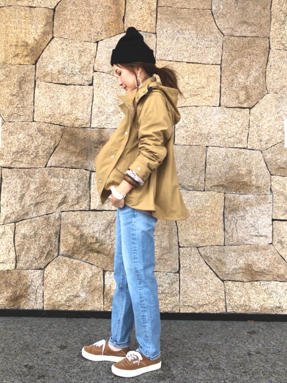 「カジュアルコーデ、春アウター、大人コーデ、スニーカー、春コーデ、SOMETHING、EDWIN、VANS、ニットキャップ、シンプルコーデ」｜「SOMETHINGのアイテム（マウンテンパーカー、ベージュ系）」を使った、𝒉𝒊𝒓𝒐さん（レディース・159cm）の春コーディネートの1枚目の写真