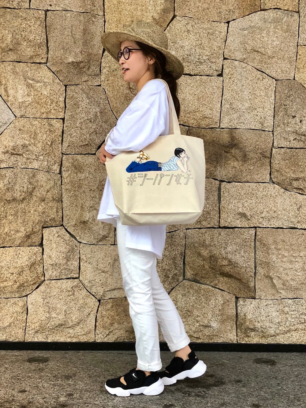 「夏コーデ、夏だ！Tシャツ着よう！、ゆるコーデ、大人カジュアル、スポーツミックス、厚底サンダル、韓国ファッション、シンプル、ワントーンコーデ、ootd」｜「EDWINの【公式限定】ジーパン女子×江口寿史 トートバック！（トートバッグ、ホワイト系）」を使った、𝒉𝒊𝒓𝒐さん（レディース・159cm）の夏コーディネートの1枚目の写真