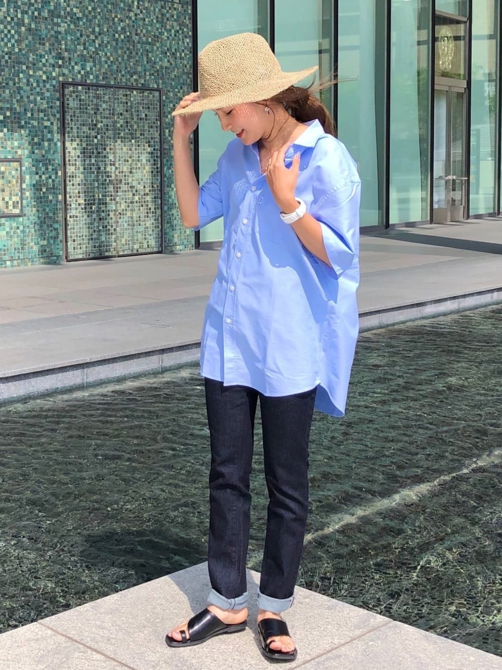 ブルー系のシャツ/ブラウス、ブルー系のデニムパンツ、ブラック系のサンダルを着用したレディースの夏コーディネートの1枚目の写真