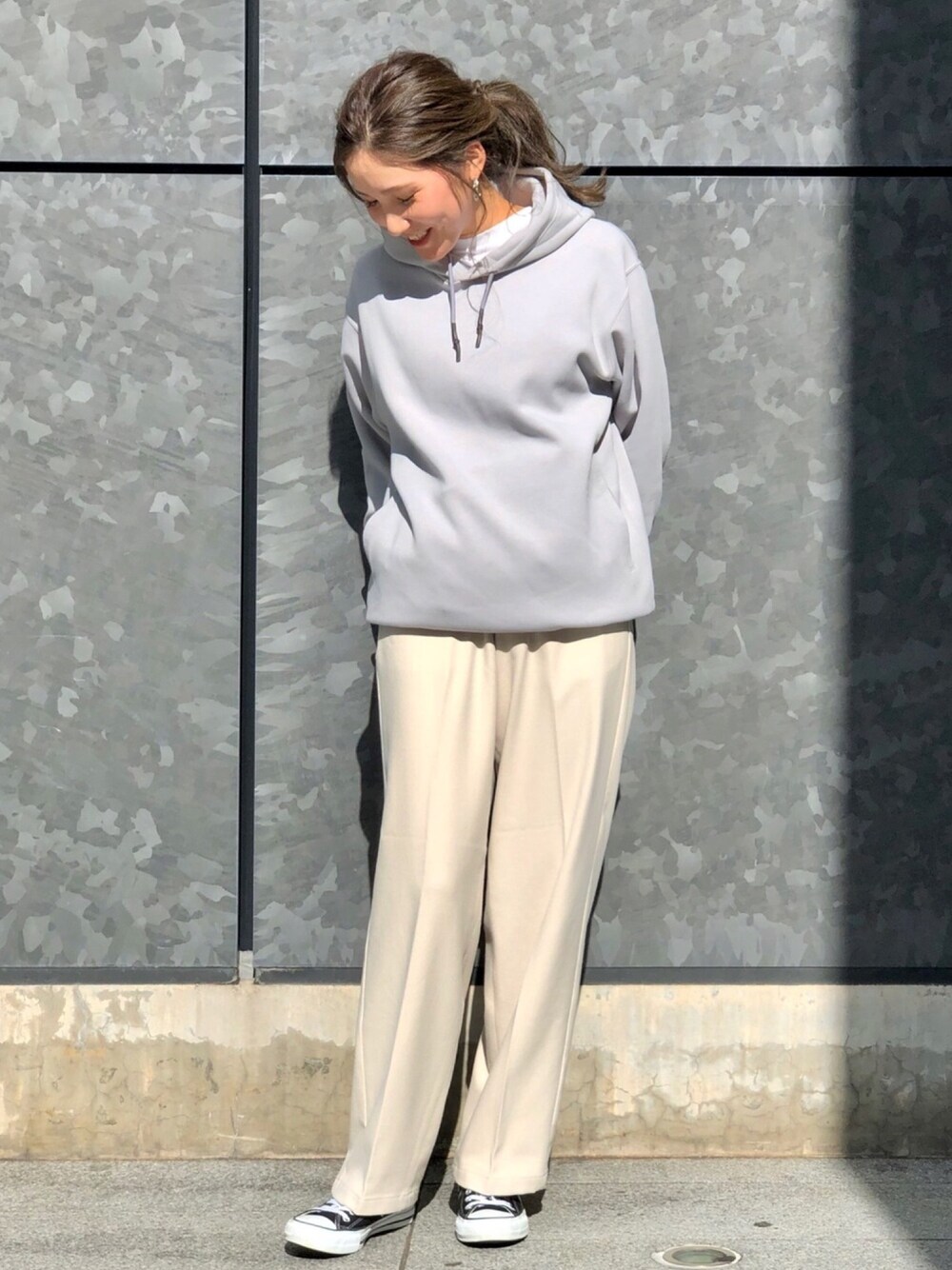 グレー系のパーカー、ホワイト系のTシャツ/カットソー、ホワイト系のパンツを着用したレディースの秋コーディネートの1枚目の写真