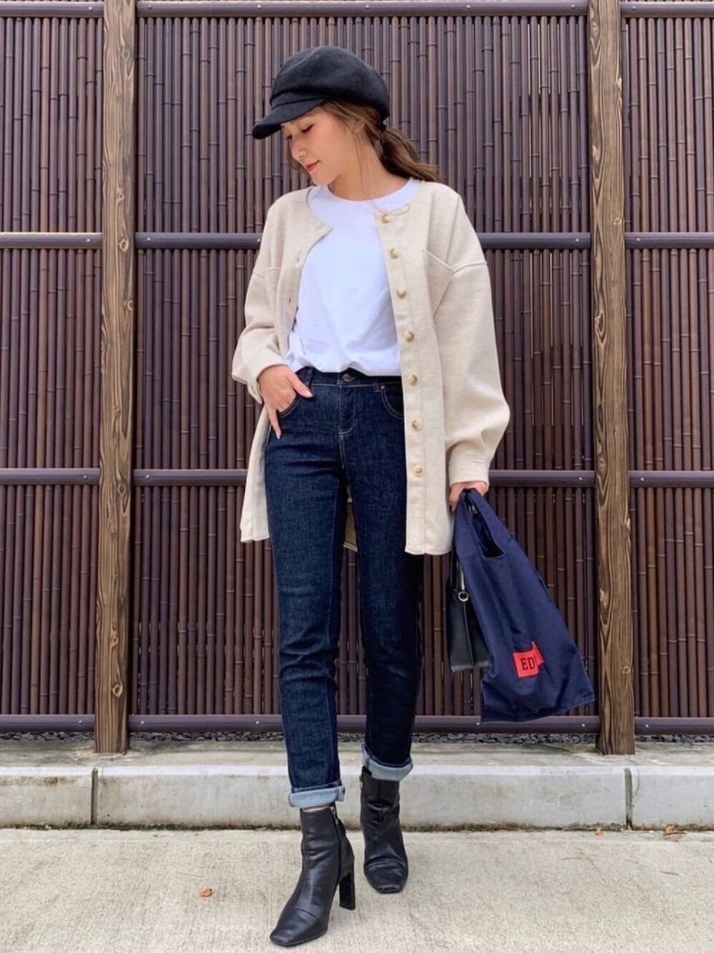 ベージュ系のシャツ/ブラウス、ホワイト系のTシャツ/カットソー、ブラック系のブーツを着用したレディースの秋コーディネートの1枚目の写真