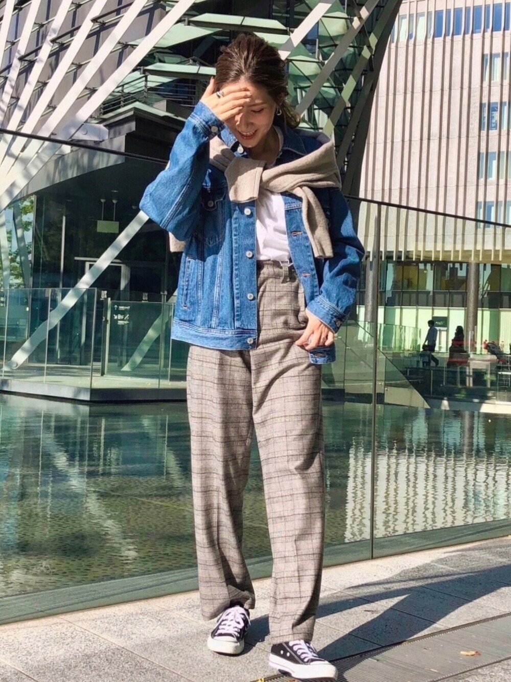 「大人カジュアル、ママコーデ、チェック柄に恋してる、ユニクロ、秋冬コーデ、オトナ女子、ビッグシルエット、ストリート、ゆるコーデ、スニーカーコーデ」｜「UNIQLOのプレミアムラムクルーネックセーター（長袖）（ニット/セーター、グレー系）」を使った、𝒉𝒊𝒓𝒐さん（レディース・159cm）の秋コーディネートの1枚目の写真