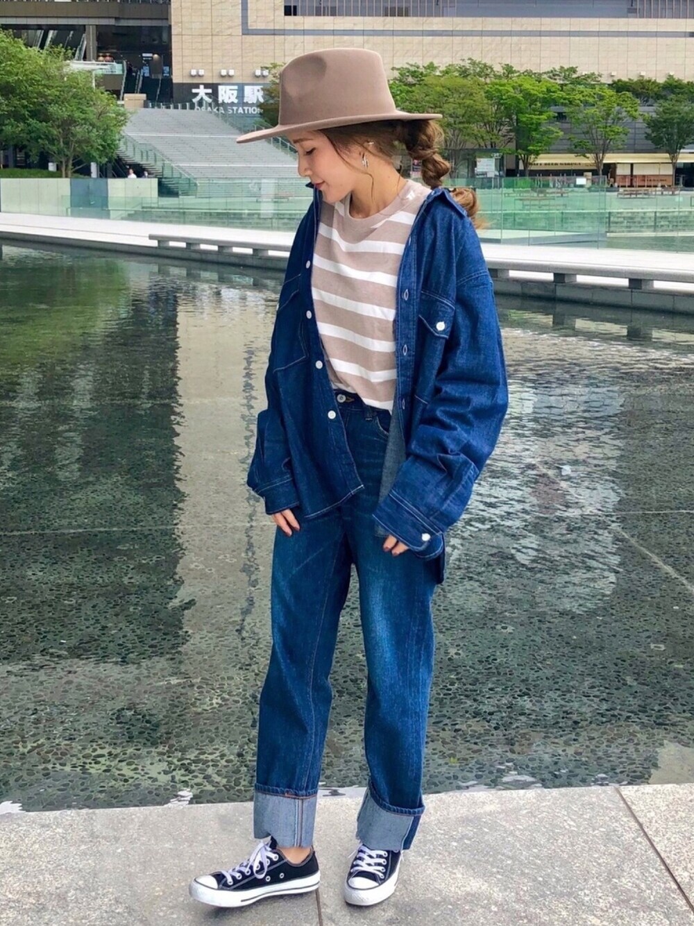 ベージュ系のTシャツ/カットソー、ブルー系のシャツ/ブラウス、ブルー系のデニムパンツを着用したレディースの秋コーディネートの1枚目の写真
